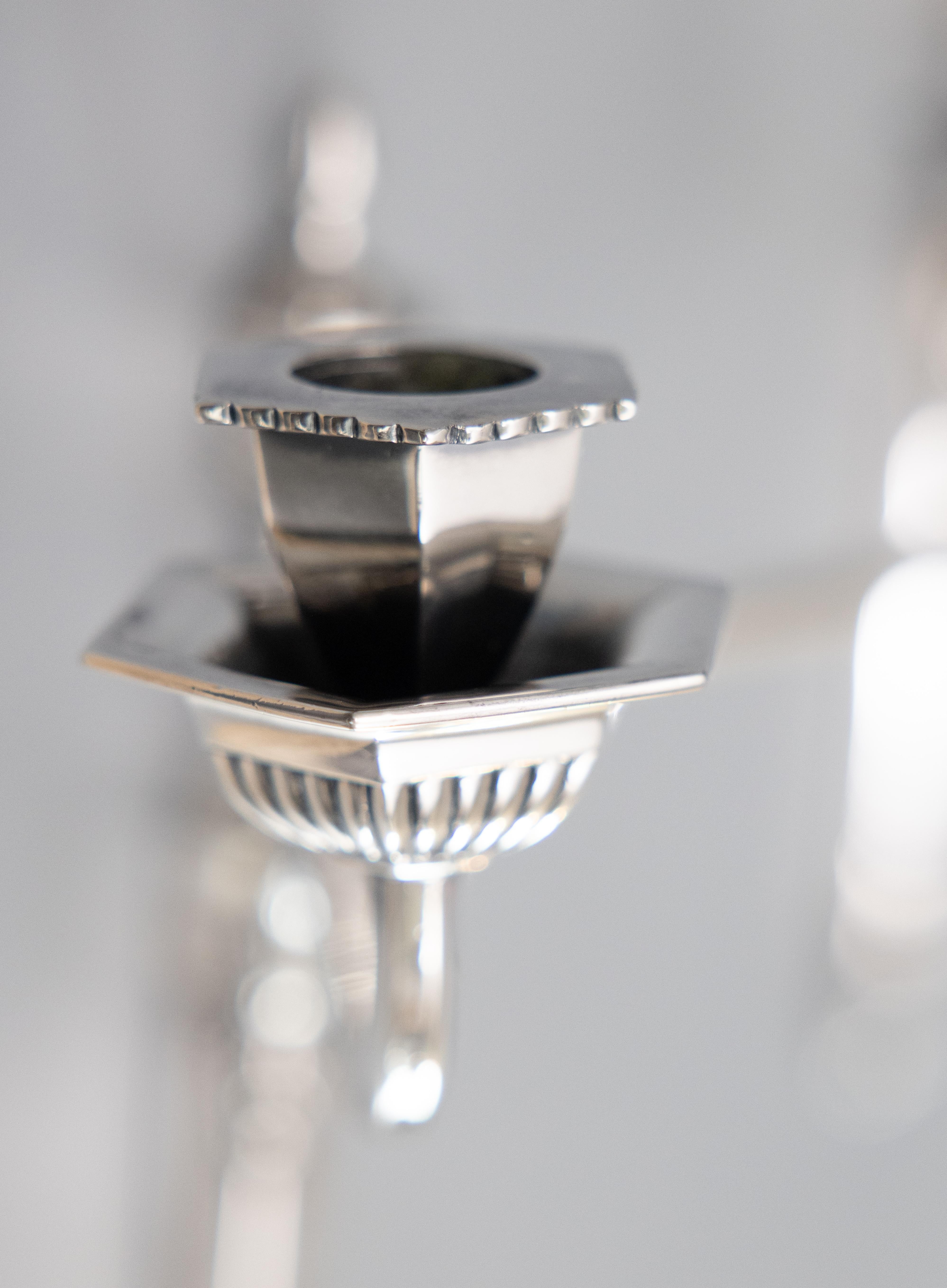 Paar englische Wandleuchter aus Silberblech im neoklassischen Stil, um 1950 im Angebot 4