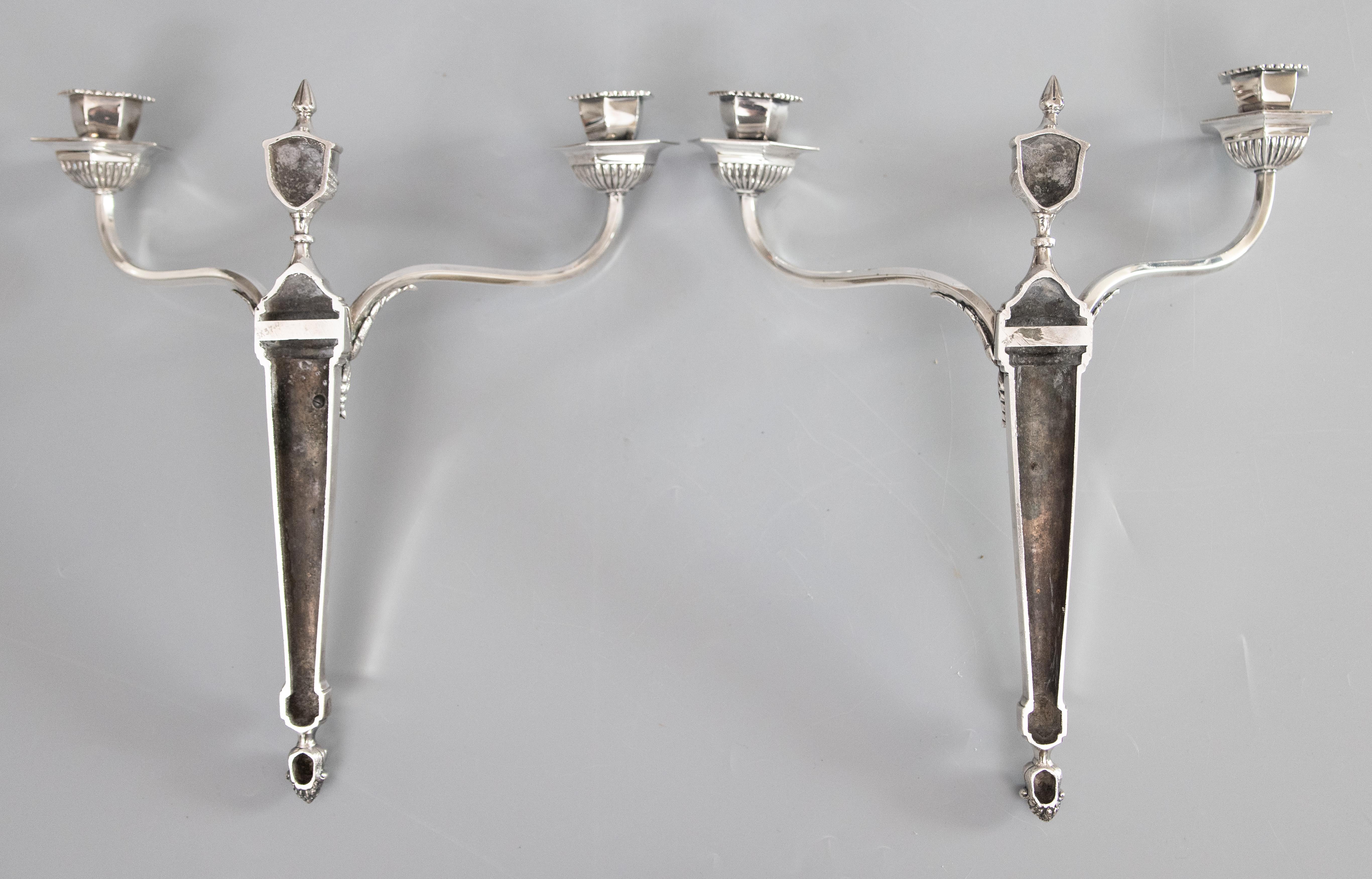 Paar englische Wandleuchter aus Silberblech im neoklassischen Stil, um 1950 im Angebot 5