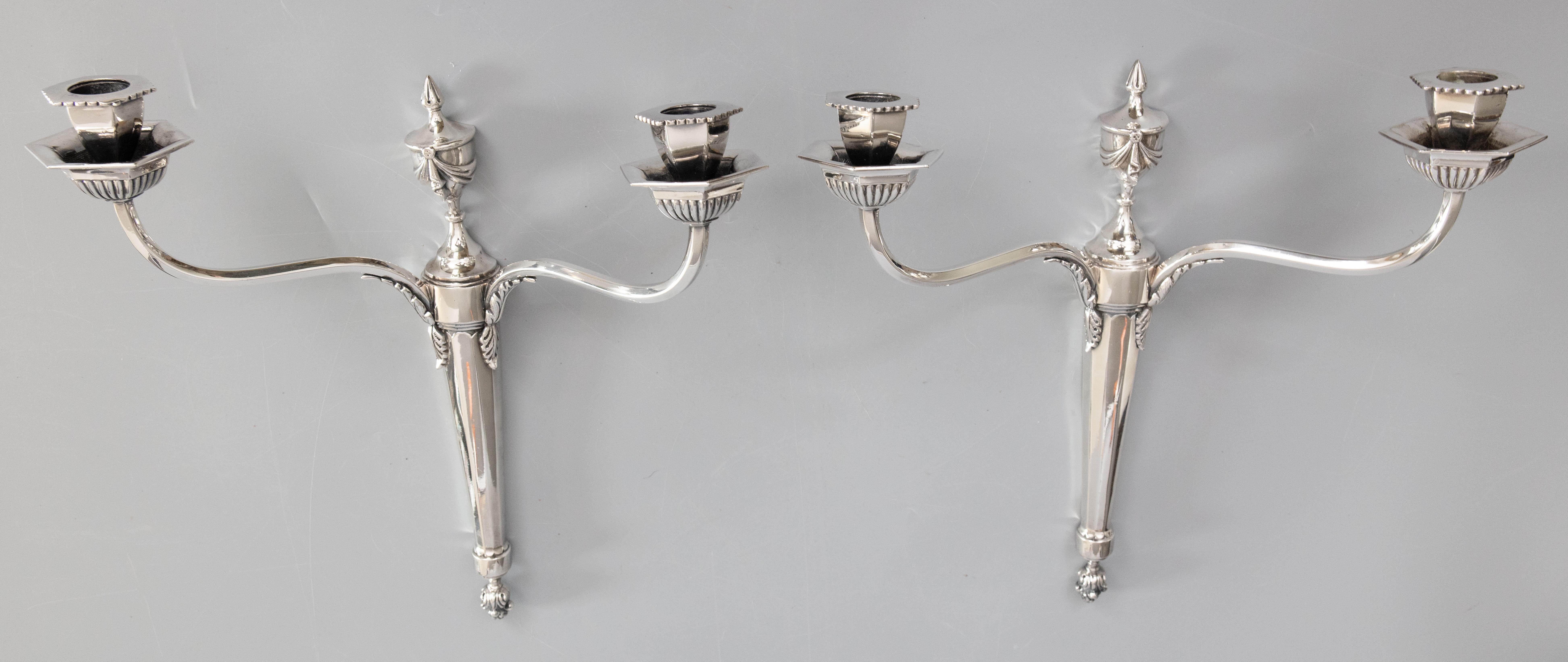 Ein schönes Paar englischer zweiarmiger Kerzenleuchter im neoklassischen Stil aus Silberblech, um 1950. Keine Herstellermarke. Diese stilvollen Wandleuchter sind schön groß und schwer, zusammen wiegen über 5 Pfund, mit einem schlanken Design,