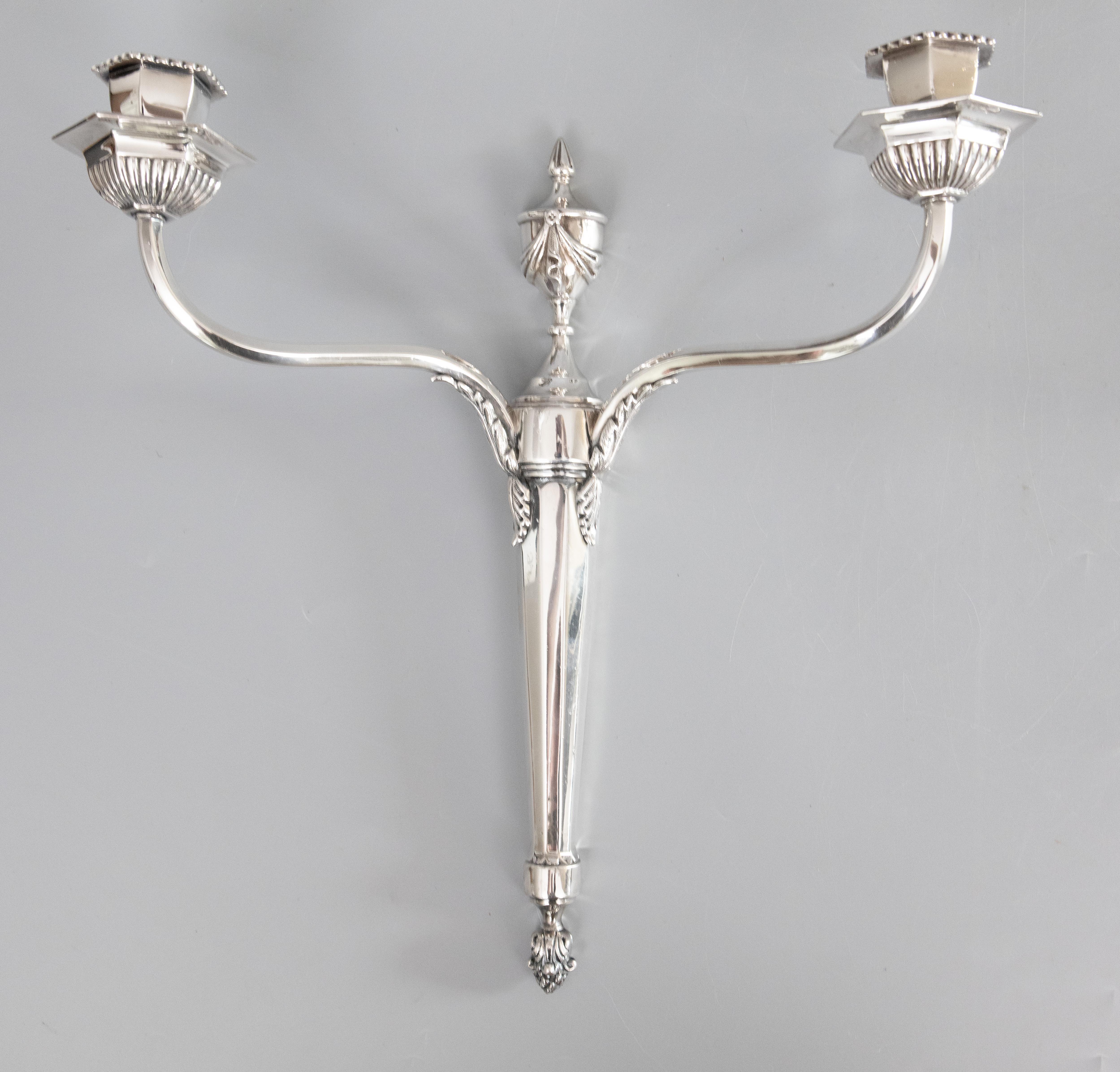 Paar englische Wandleuchter aus Silberblech im neoklassischen Stil, um 1950 im Zustand „Gut“ im Angebot in Pearland, TX