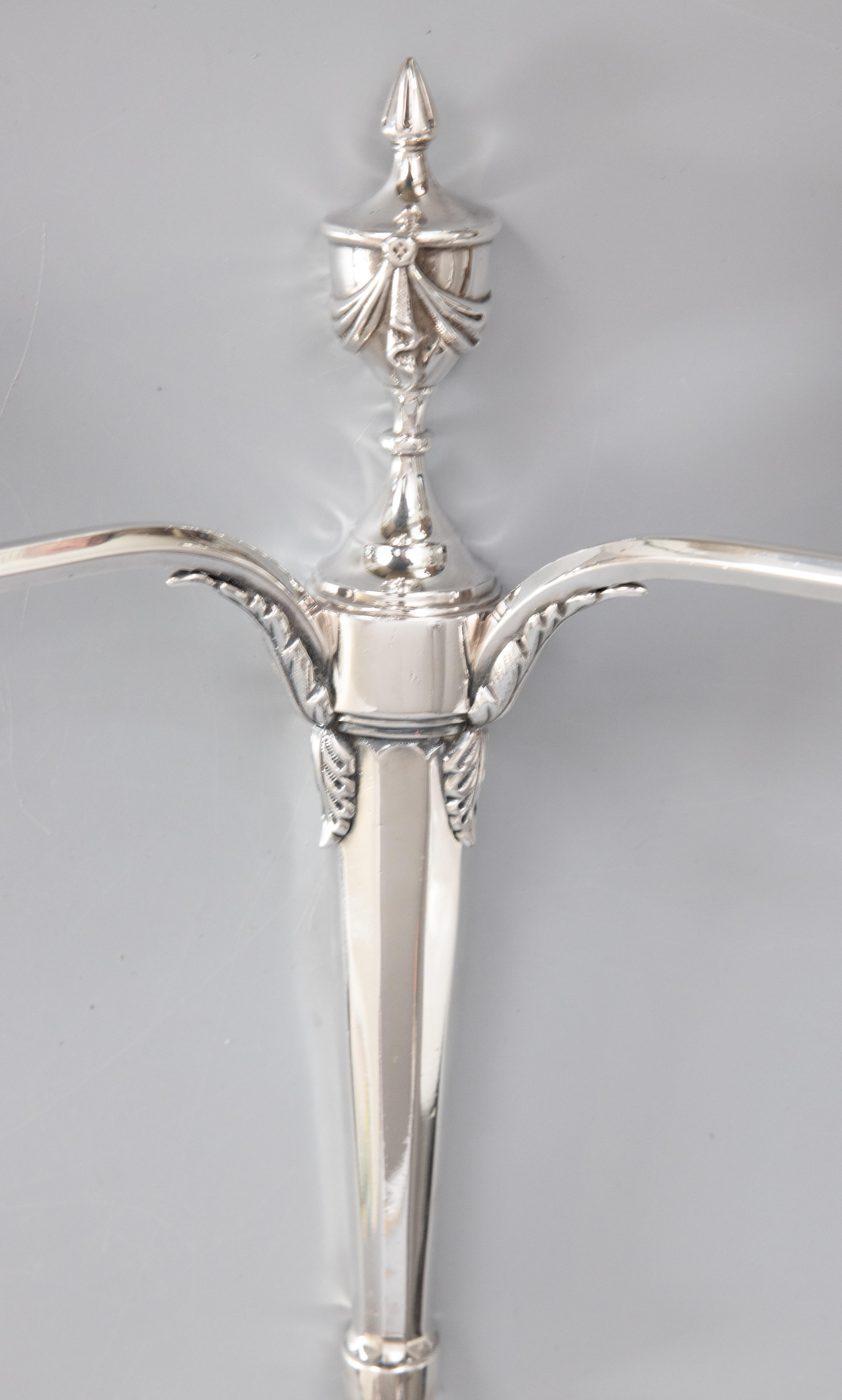 Paar englische Wandleuchter aus Silberblech im neoklassischen Stil, um 1950 (Mitte des 20. Jahrhunderts) im Angebot