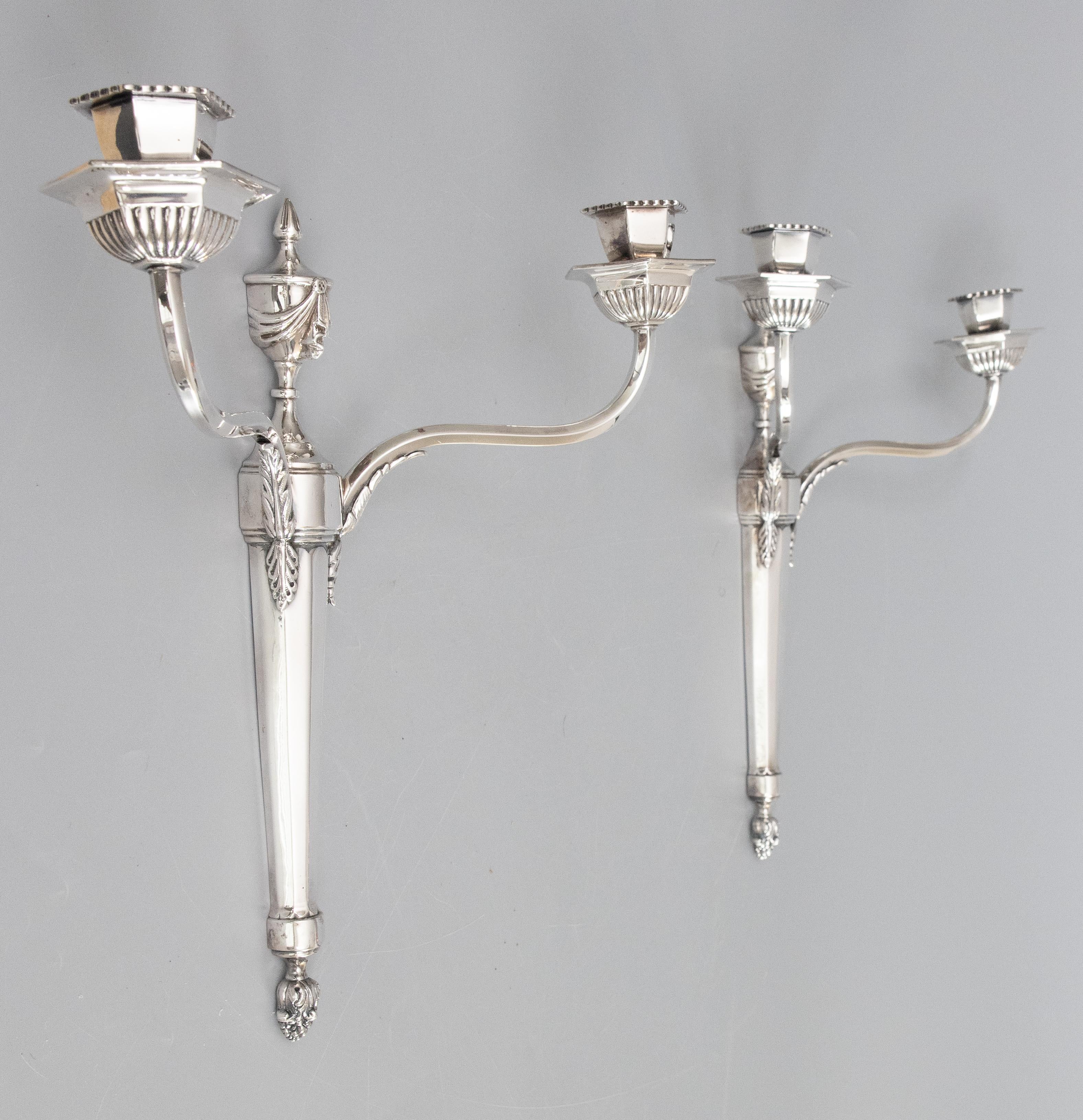 Paar englische Wandleuchter aus Silberblech im neoklassischen Stil, um 1950 (Versilberung) im Angebot