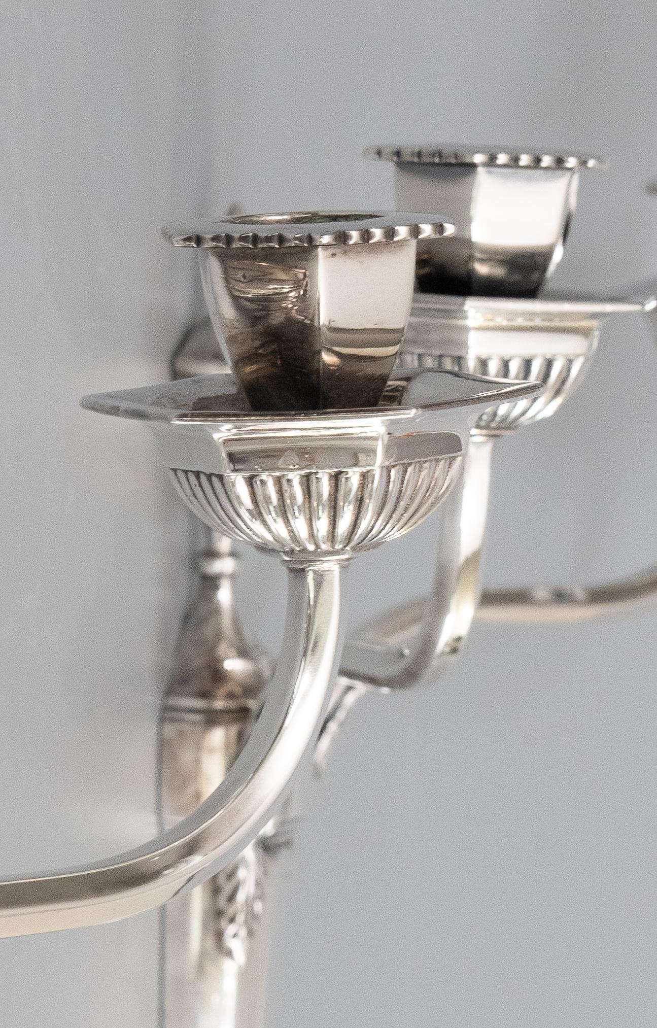 Paar englische Wandleuchter aus Silberblech im neoklassischen Stil, um 1950 im Angebot 1