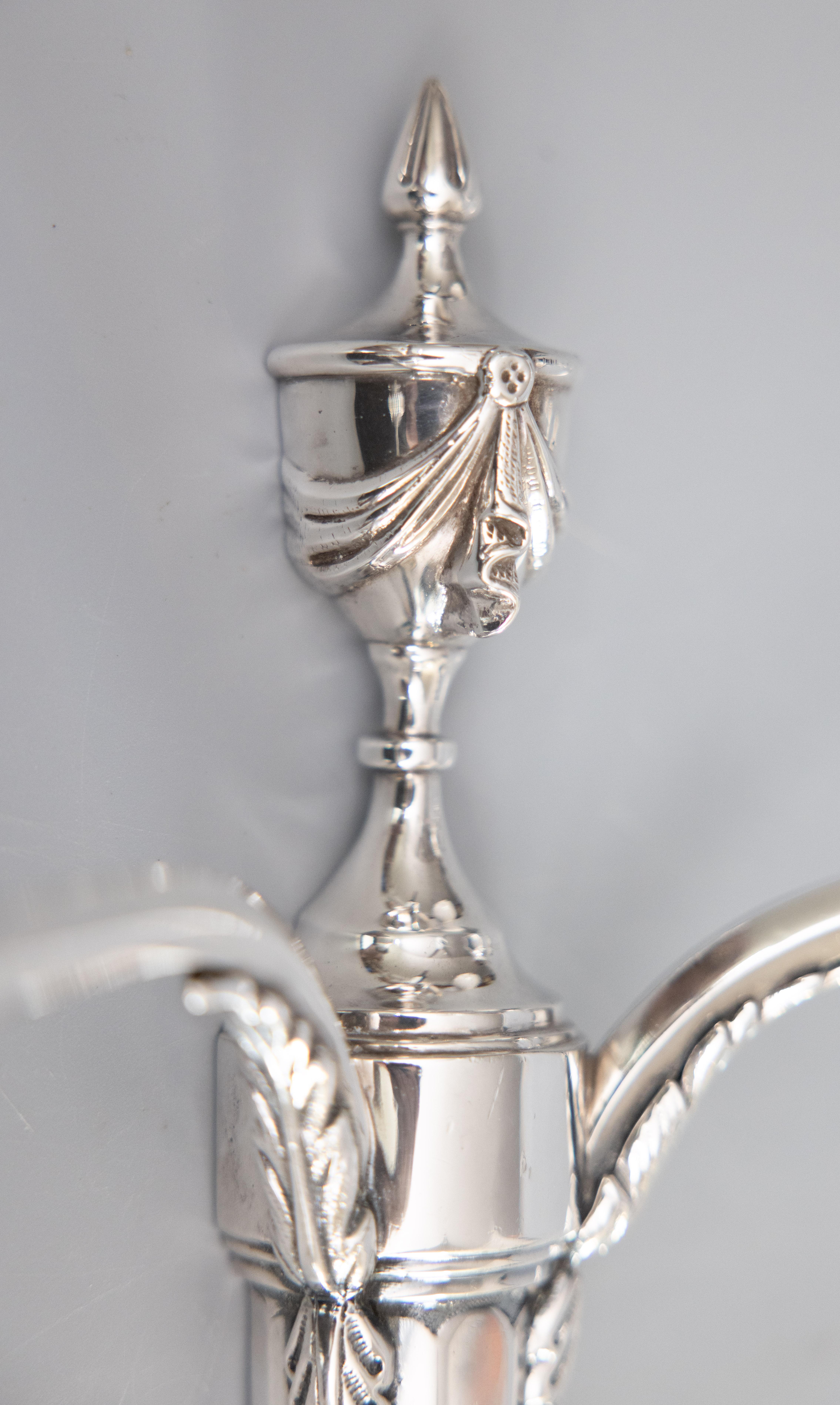 Paar englische Wandleuchter aus Silberblech im neoklassischen Stil, um 1950 im Angebot 2