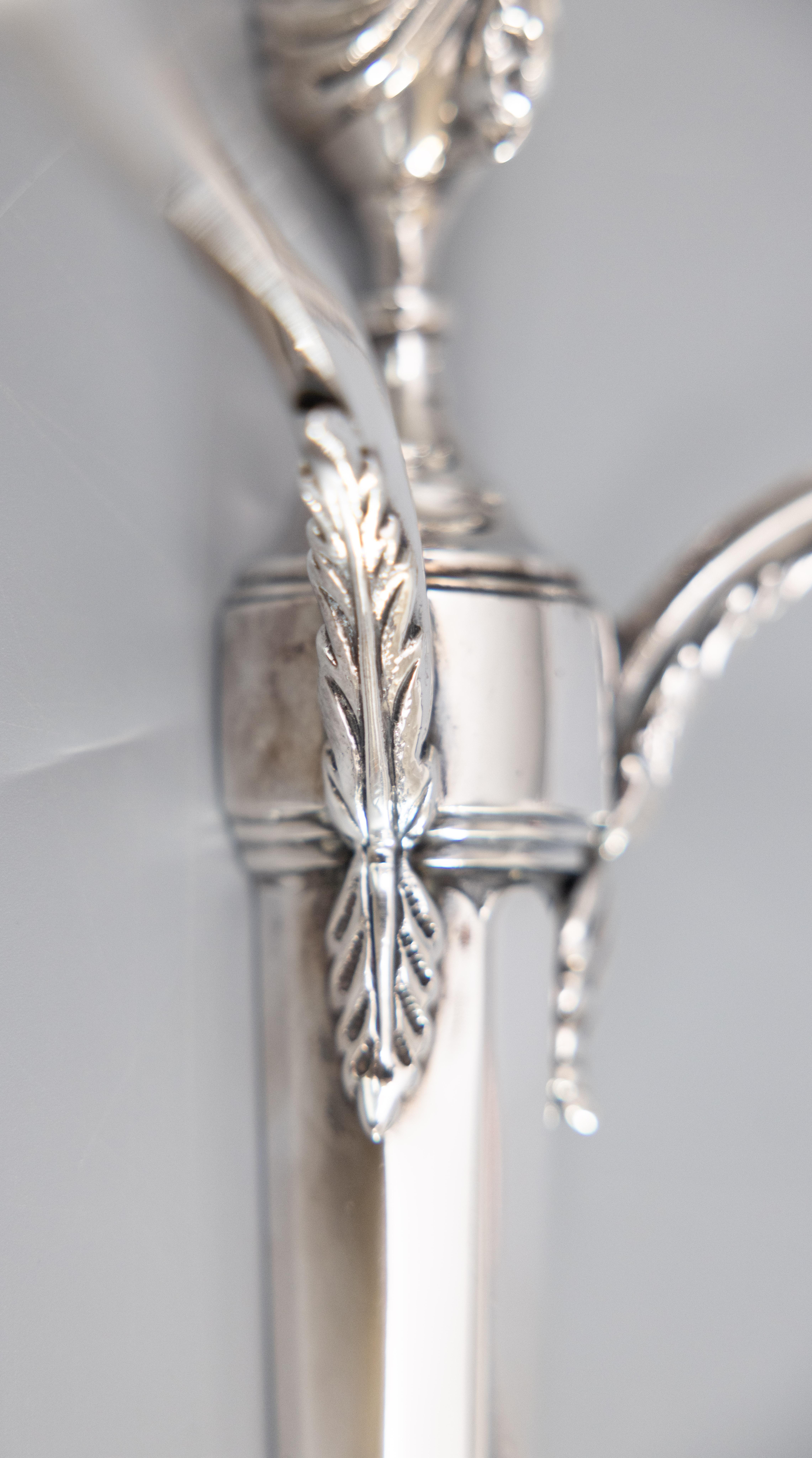 Paar englische Wandleuchter aus Silberblech im neoklassischen Stil, um 1950 im Angebot 3