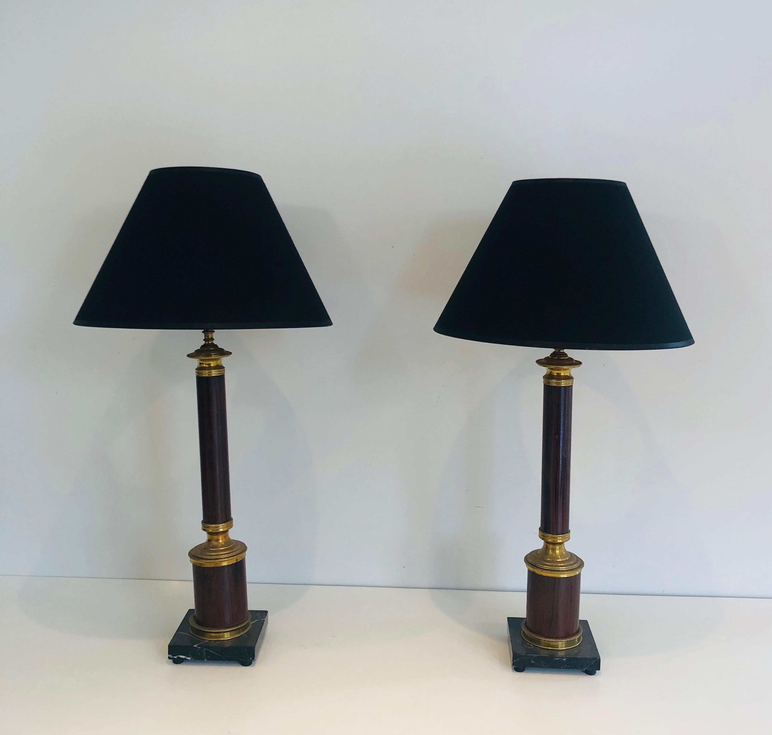 This nice and simple pair of neoclassical style table lamps is made of faux-bois metal and brass. This is a French work. Circa 1940