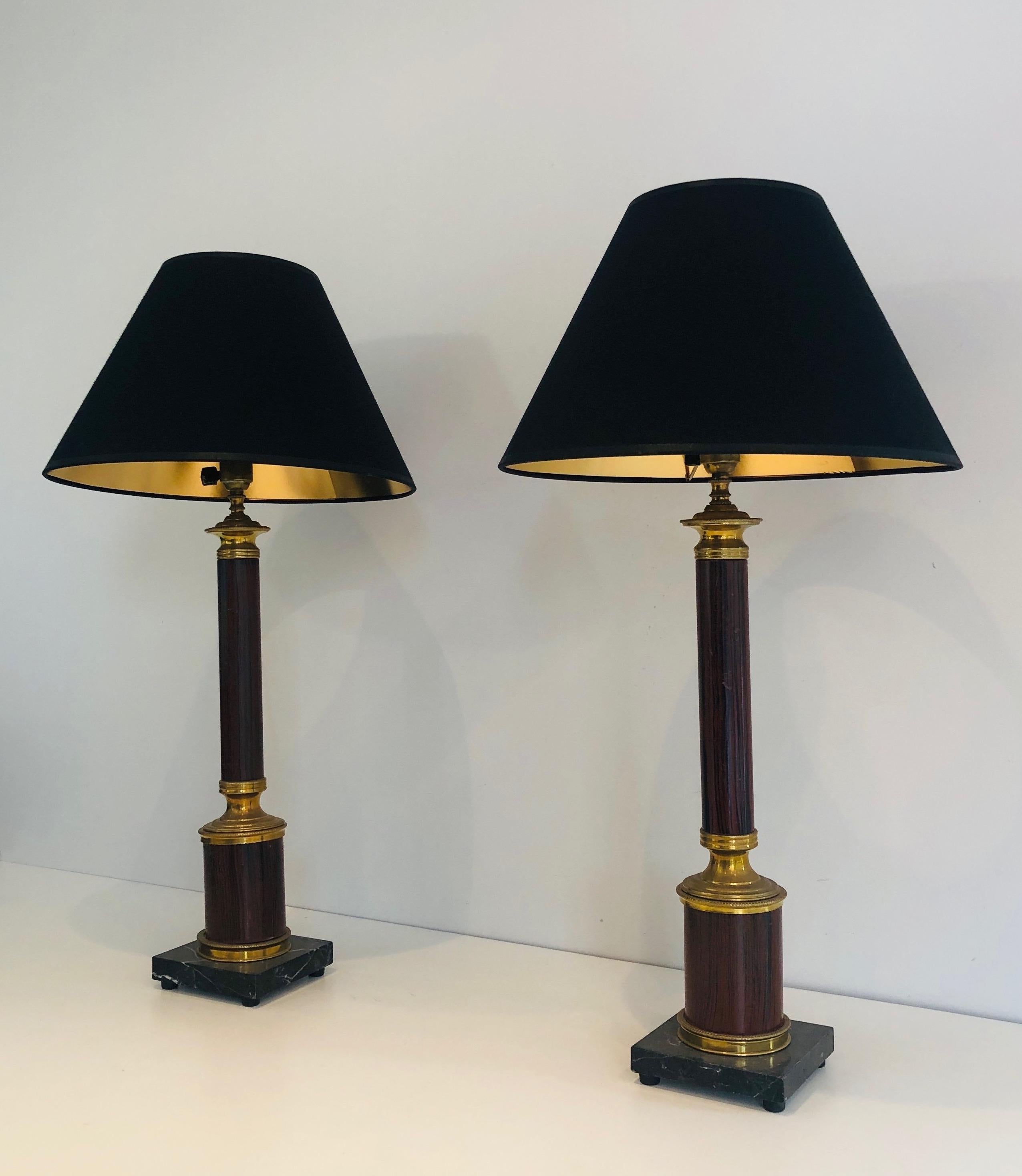 Francese Coppia di lampade da tavolo in stile neoclassico in metallo finto-bois e ottone in vendita
