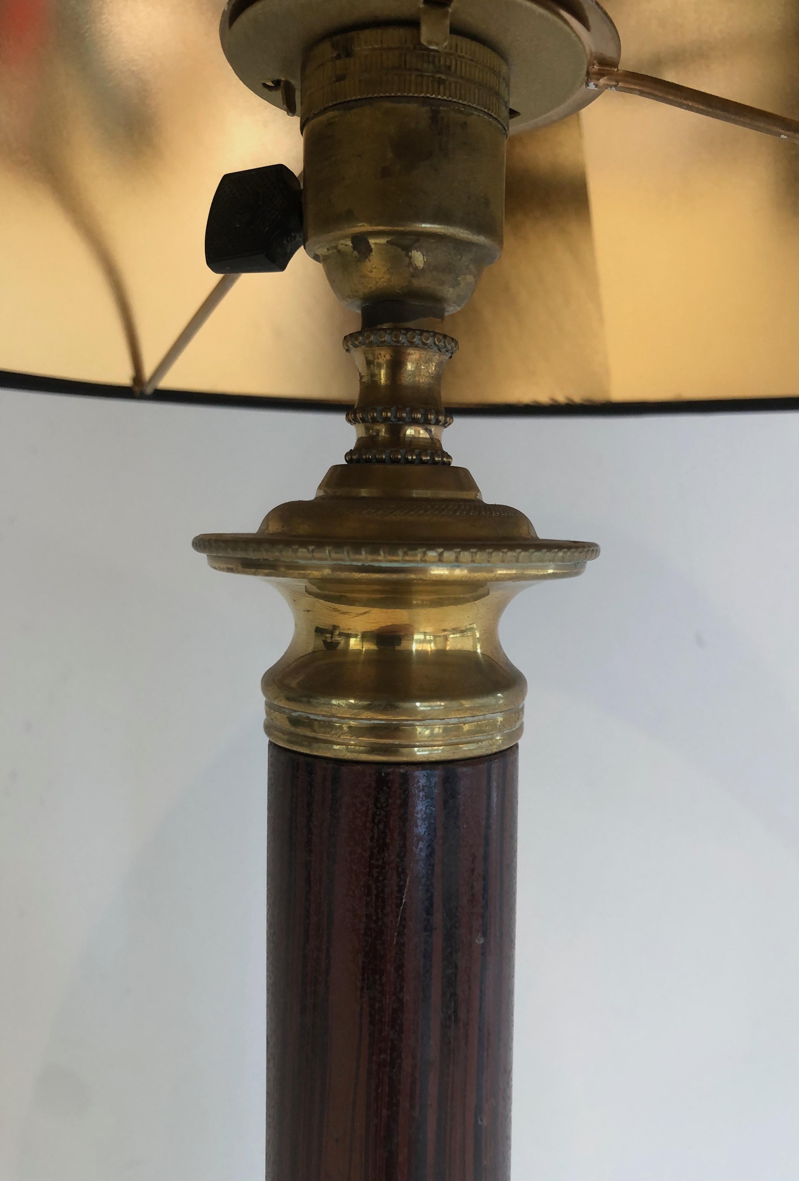 Coppia di lampade da tavolo in stile neoclassico in metallo finto-bois e ottone in vendita 1