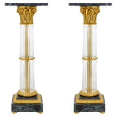 Paire de piédestaux de style néoclassique français en cristal et bronze doré avec marbre