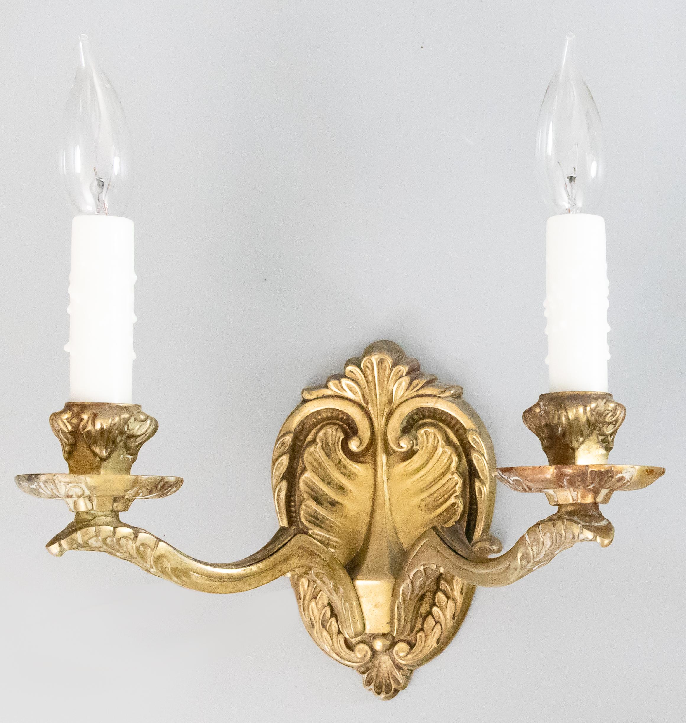 Splendida coppia di antiche applique francesi a due bracci in bronzo dorato, circa 1900. Queste applique di alta qualità sono solide e pesanti, con un grazioso design neoclassico, una bella superficie e patina originale e manicotti per candele di