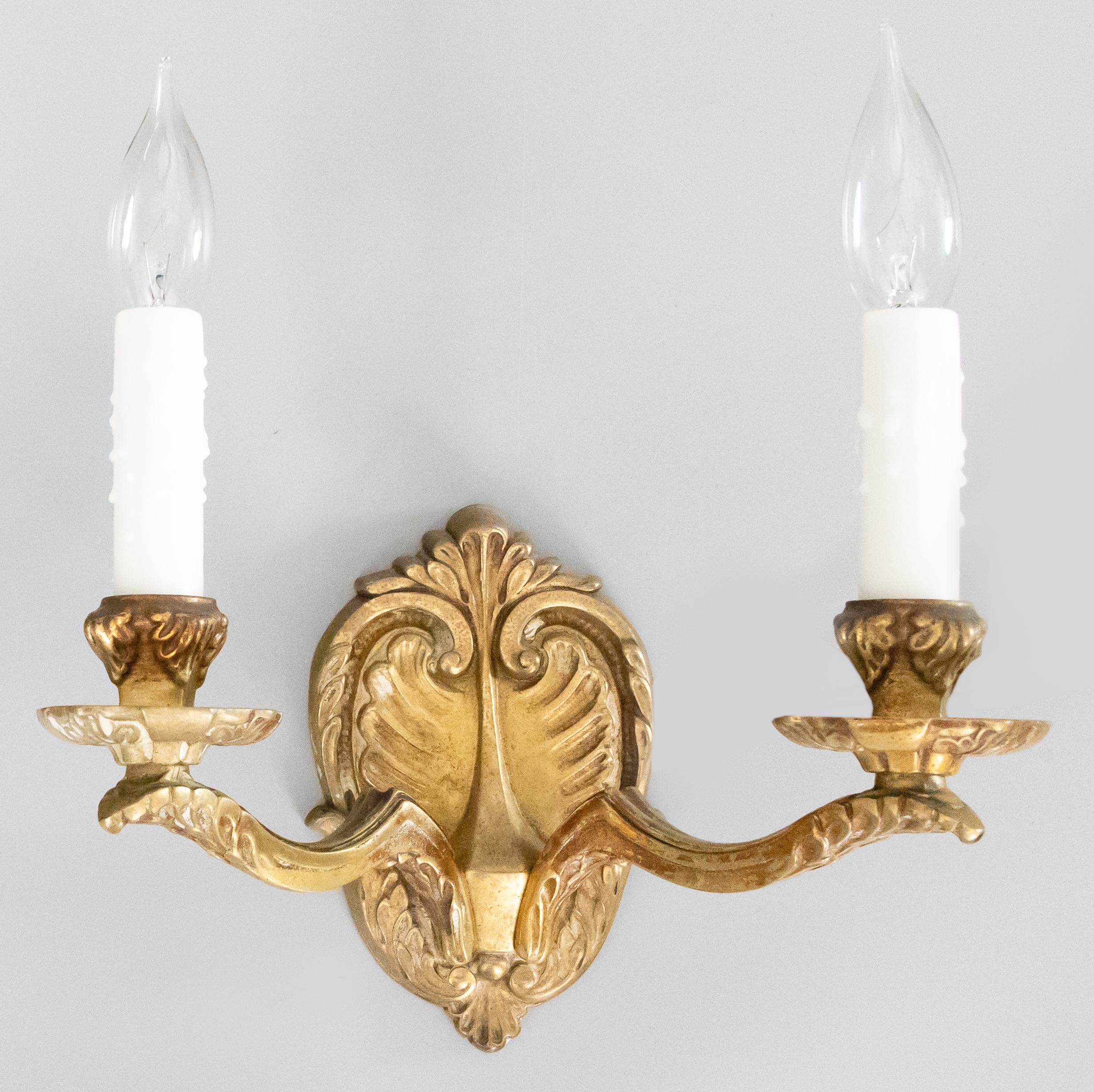 Neoclassico Coppia di lampade in bronzo dorato francese in stile neoclassico, circa 1900