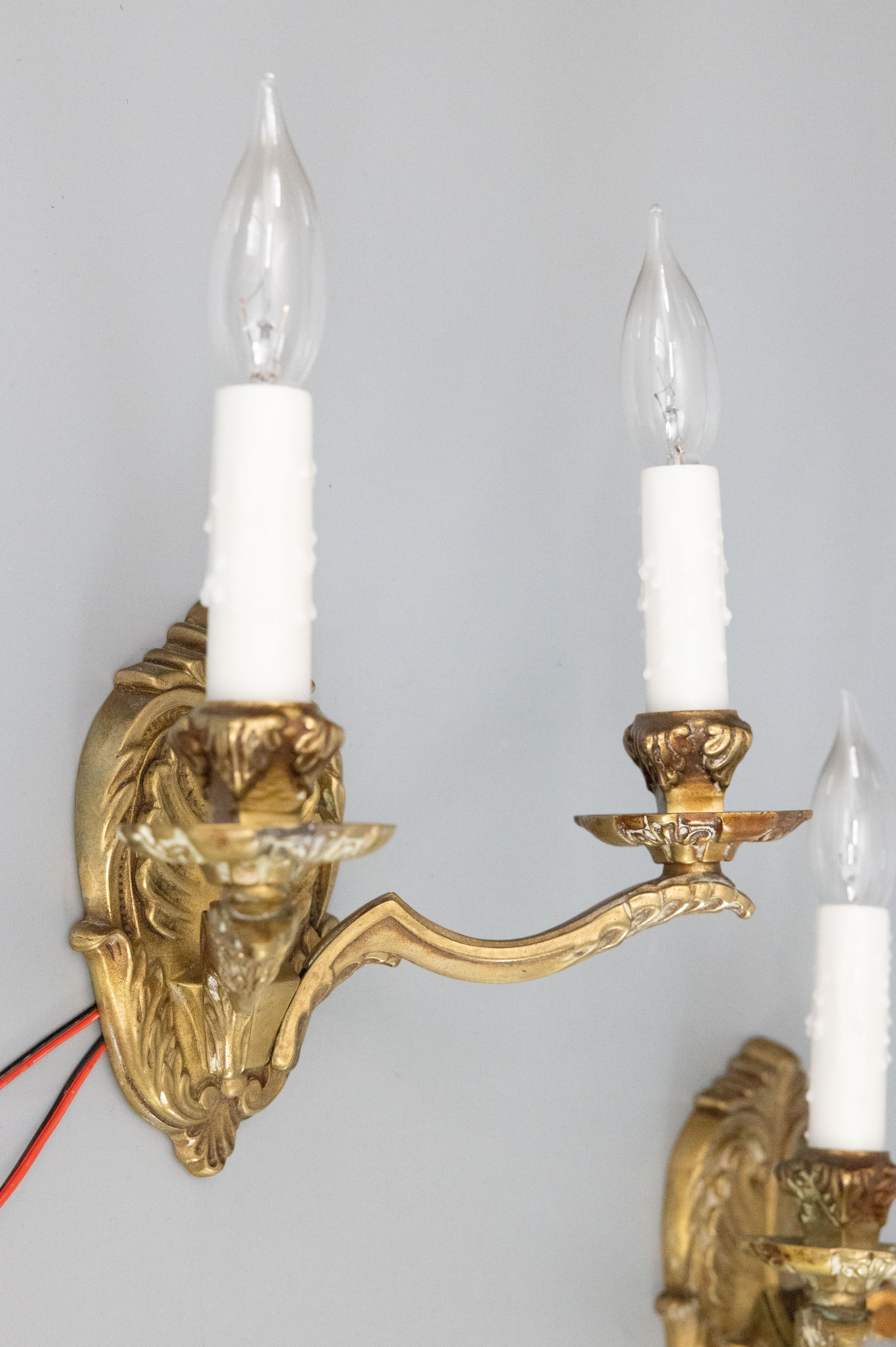 Inizio XX secolo Coppia di lampade in bronzo dorato francese in stile neoclassico, circa 1900