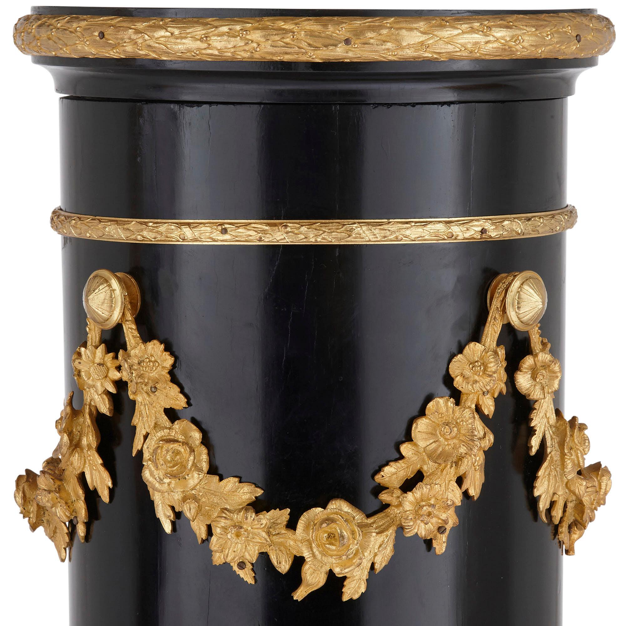 Pair of Neoclassical Style Gilt Bronze and Ebonized Wood Stands In Good Condition For Sale In London, GB