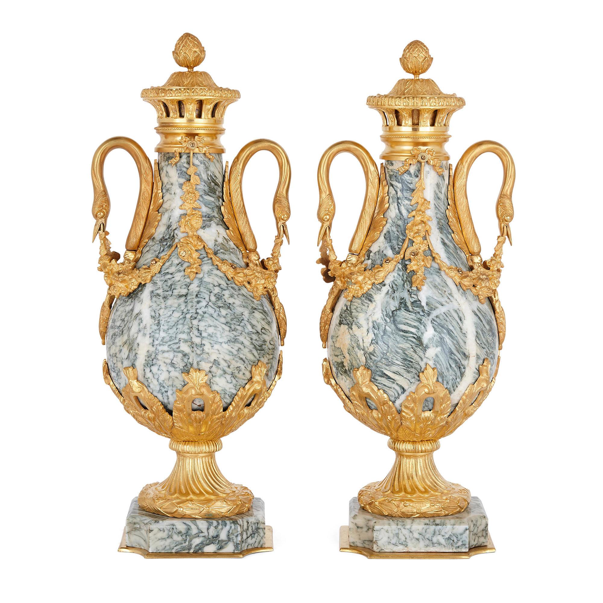 Paar Vasen aus vergoldeter Bronze und Marmor im neoklassischen Stil
Französisch, Anfang 20. Jahrhundert
Maße: Höhe 52cm, Breite 21cm, Tiefe 19cm

Jede Vase dieses Paars ist aus vergoldeter Bronze und grauem Marmor gefertigt und hat die für den
