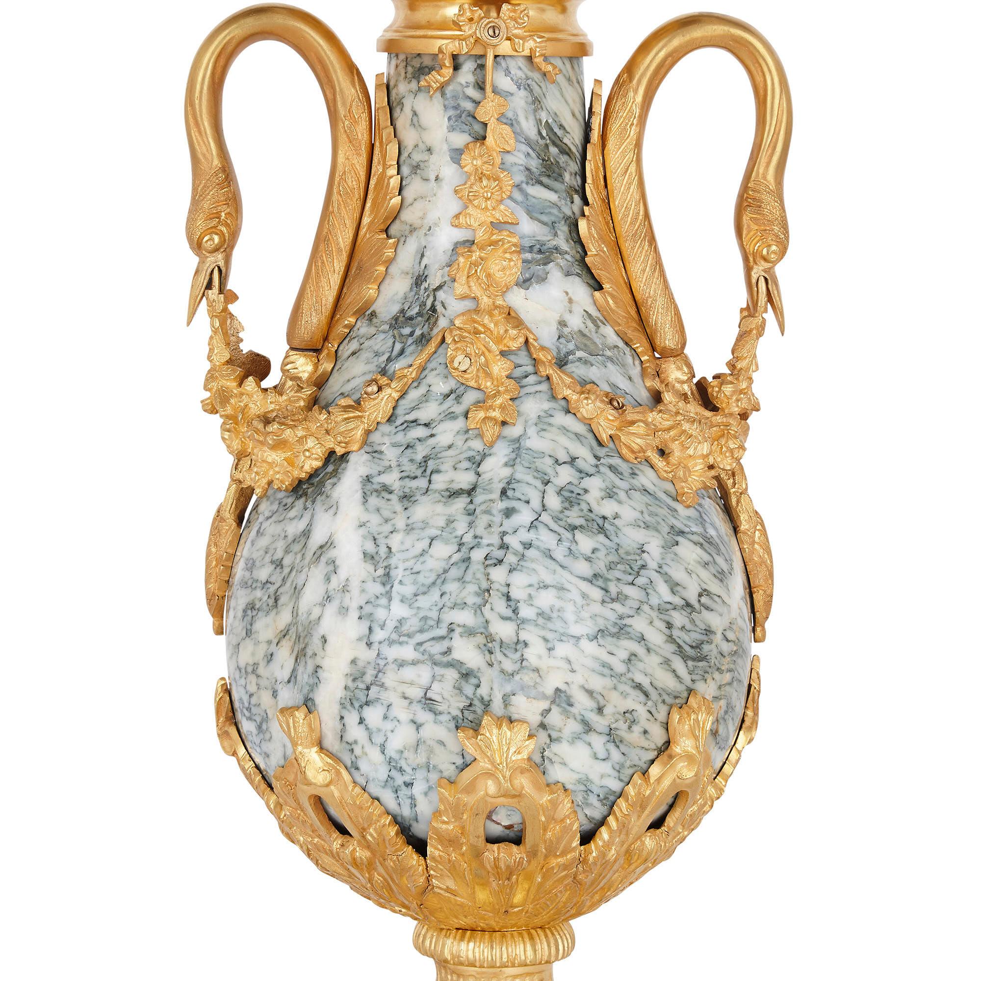 Vasen aus vergoldeter Bronze und Marmor im neoklassischen Stil, Paar (Französisch) im Angebot