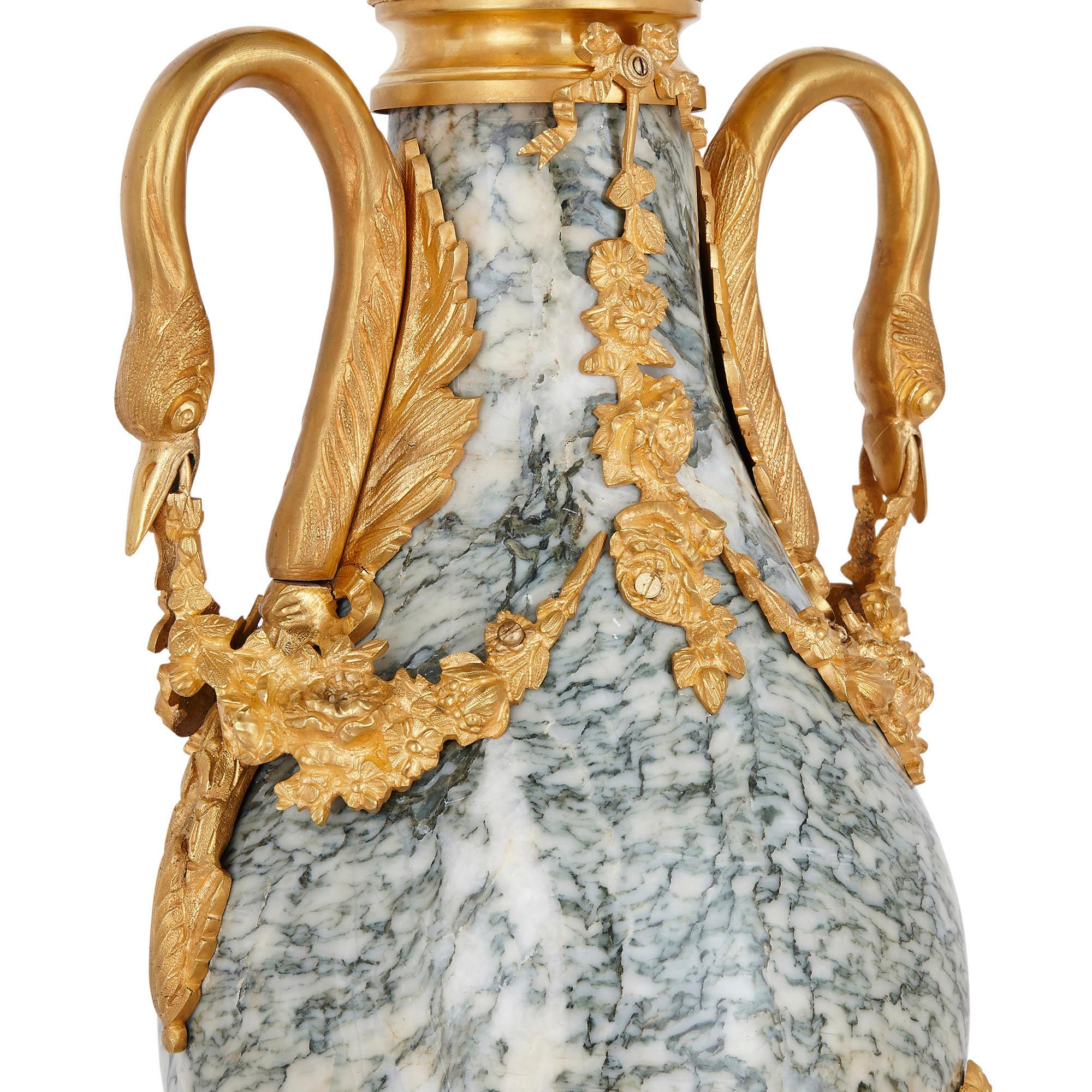 Doré Paire de vases de style néoclassique en bronze doré et marbre en vente