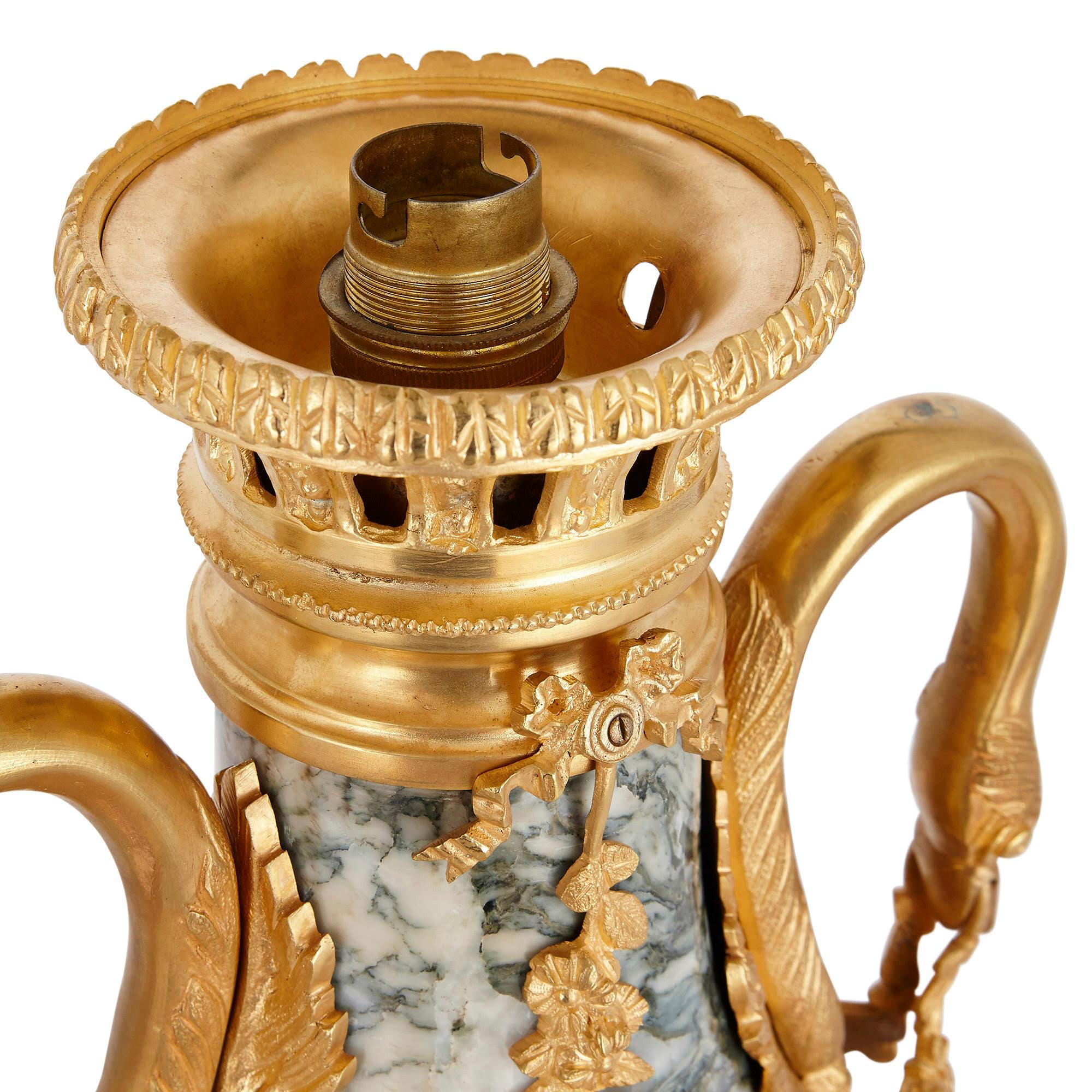 Vasen aus vergoldeter Bronze und Marmor im neoklassischen Stil, Paar im Zustand „Gut“ im Angebot in London, GB