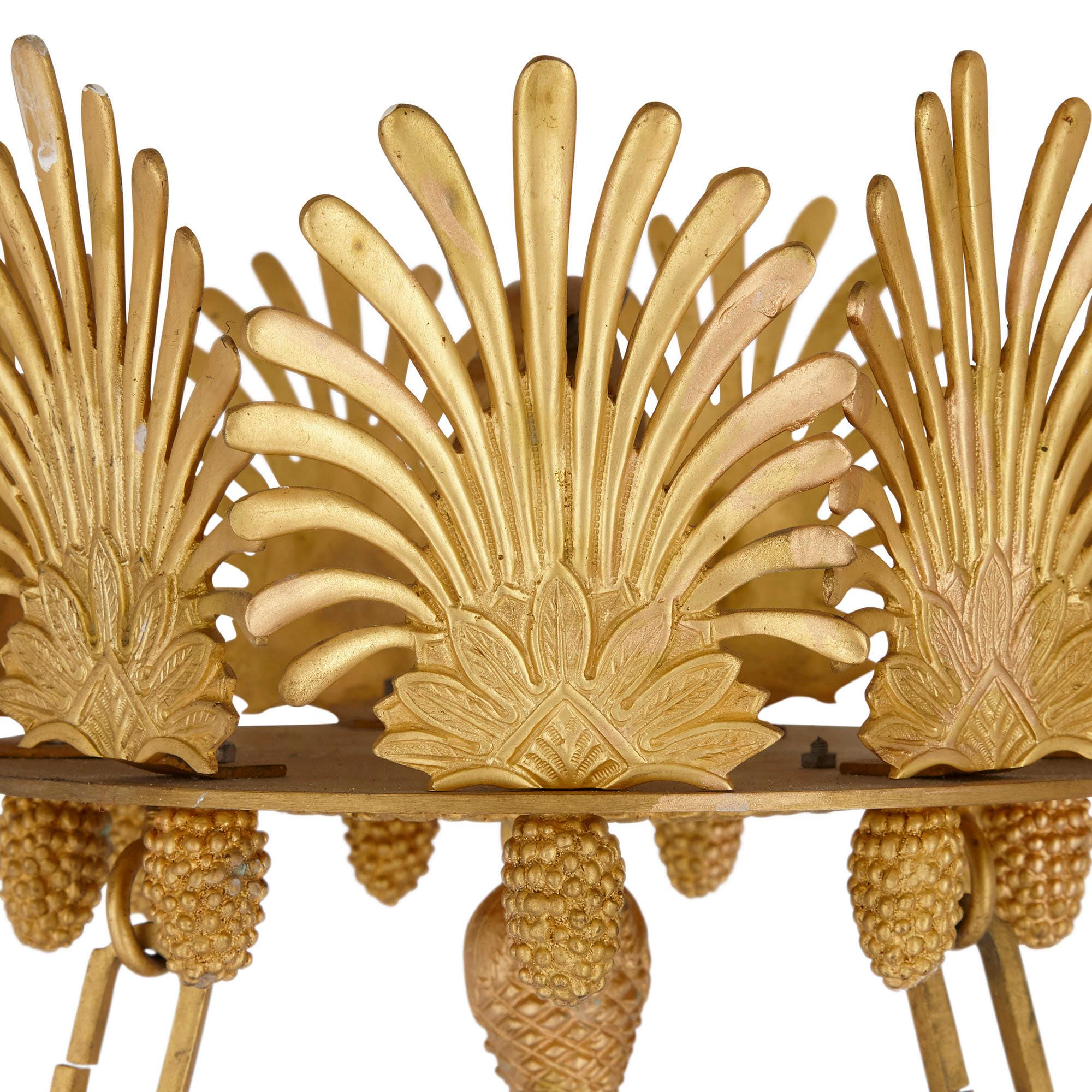 Stile impero Coppia di lampadari in bronzo dorato in stile Neoclassico in vendita
