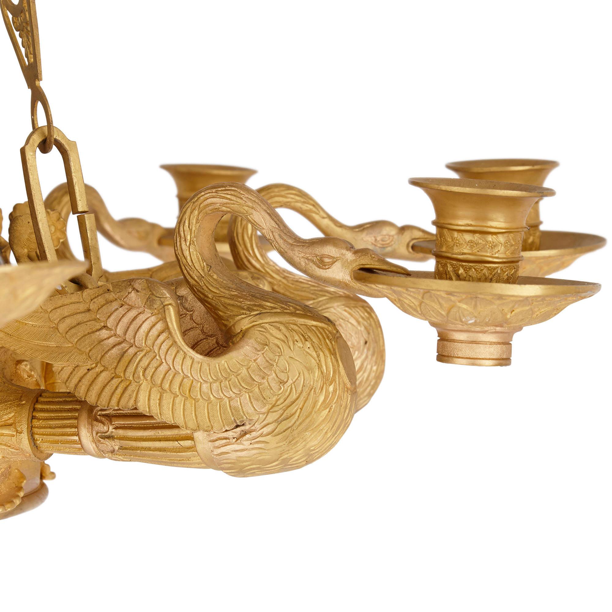 Francese Coppia di lampadari in bronzo dorato in stile Neoclassico in vendita