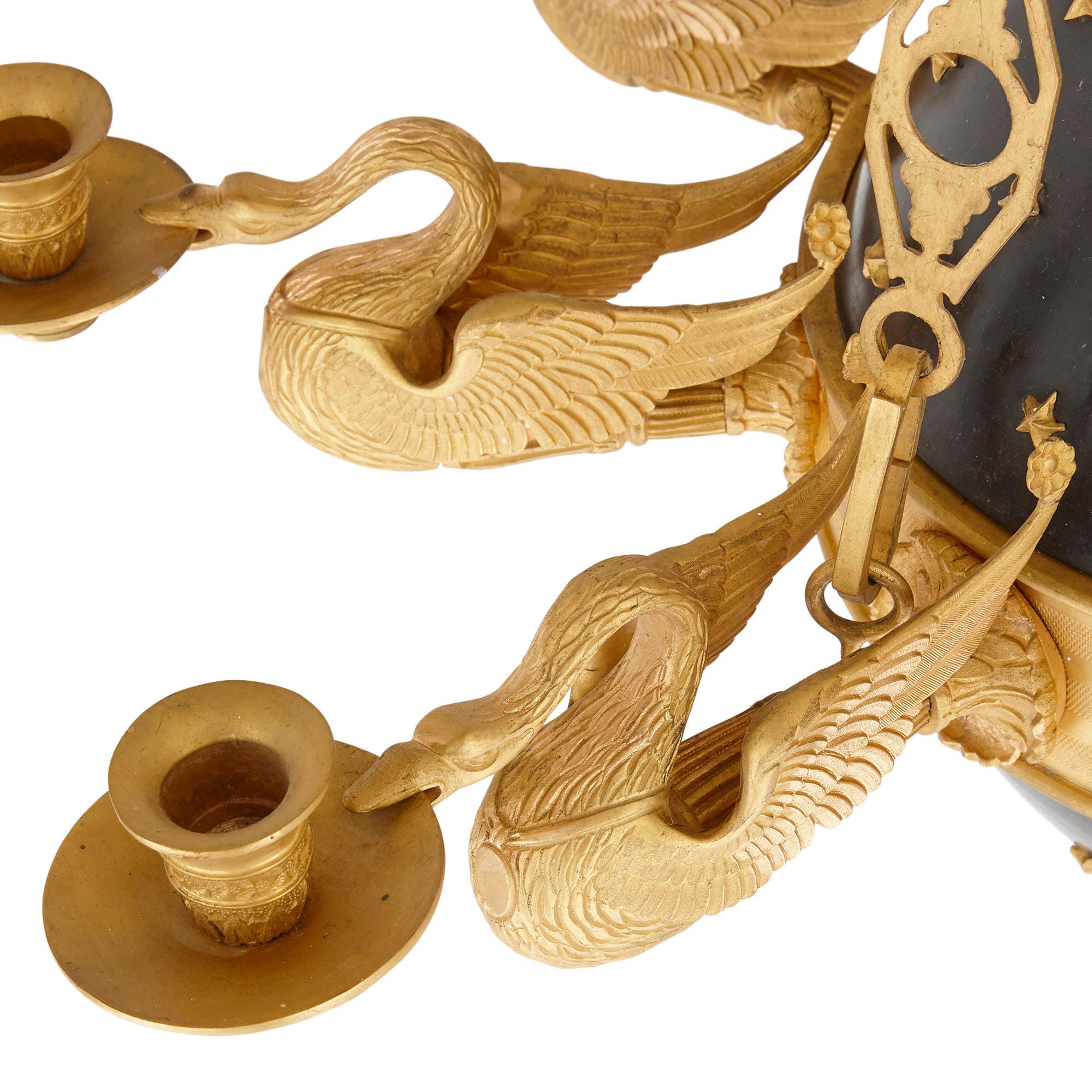 Coppia di lampadari in bronzo dorato in stile Neoclassico In condizioni buone in vendita a London, GB