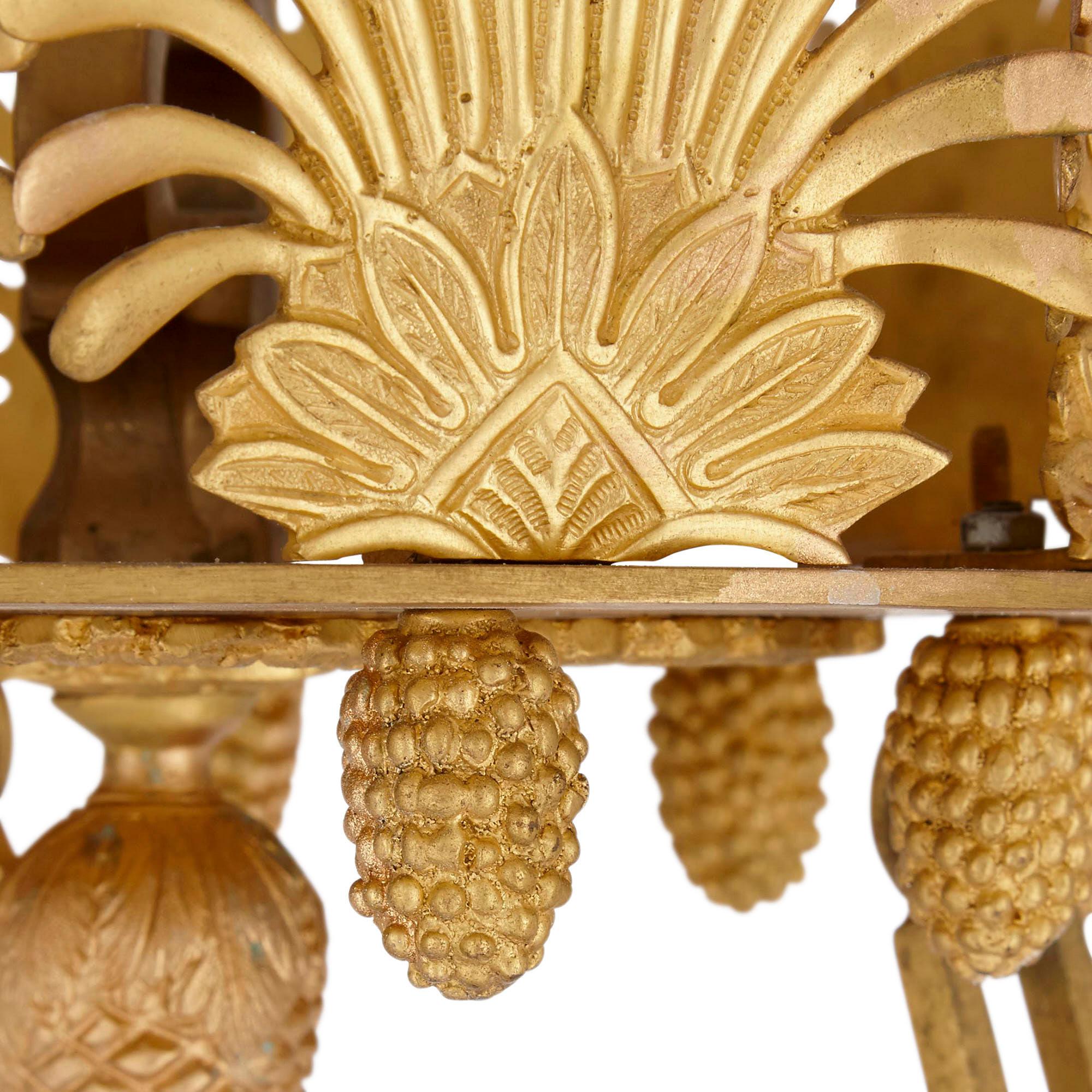 XX secolo Coppia di lampadari in bronzo dorato in stile Neoclassico in vendita
