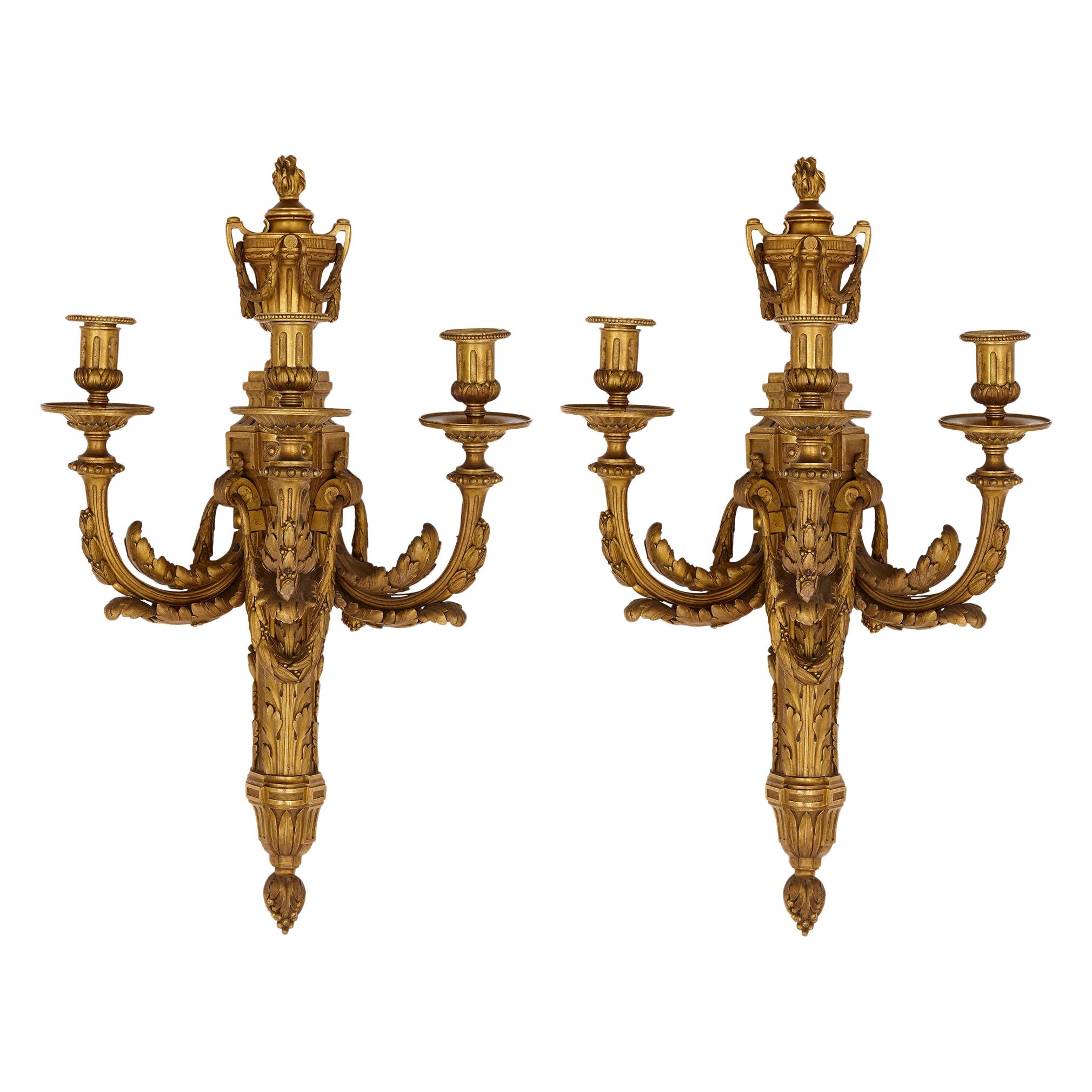 Paar Wandleuchter aus vergoldeter Bronze im neoklassischen Stil
