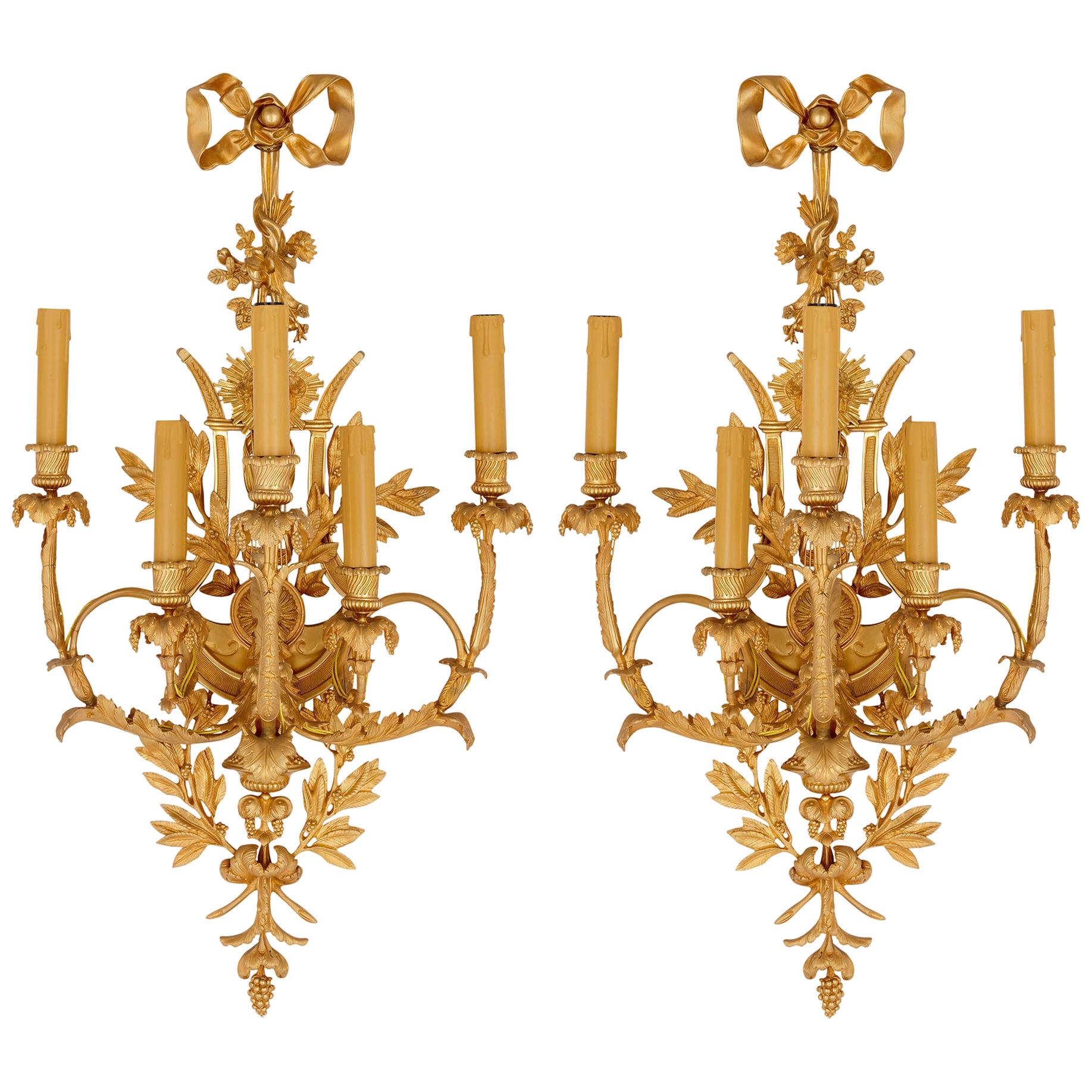 Paar Wandleuchter aus vergoldeter Bronze im neoklassischen Stil