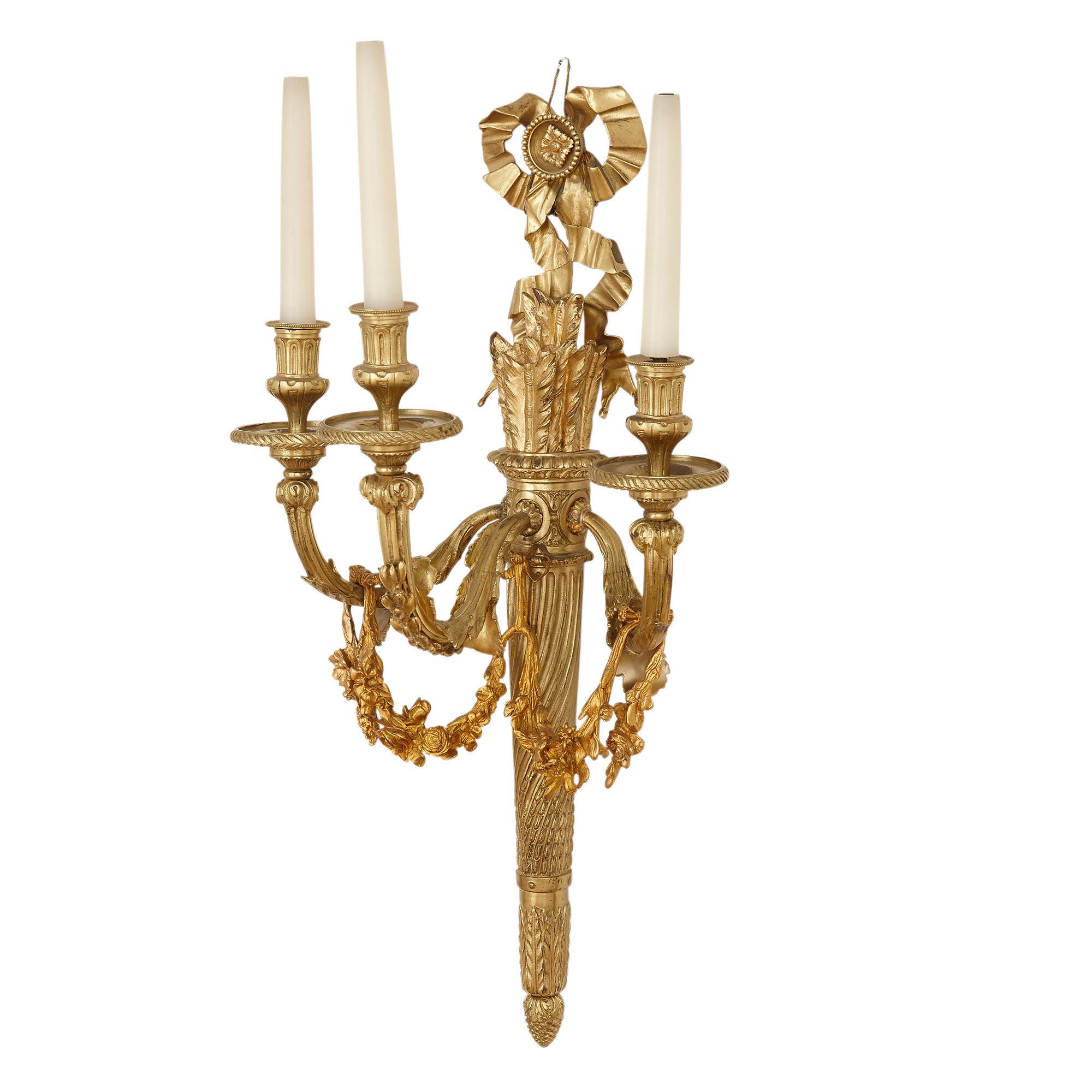 Louis XVI Paire d'appliques à trois lumières de style néoclassique en bronze doré en vente