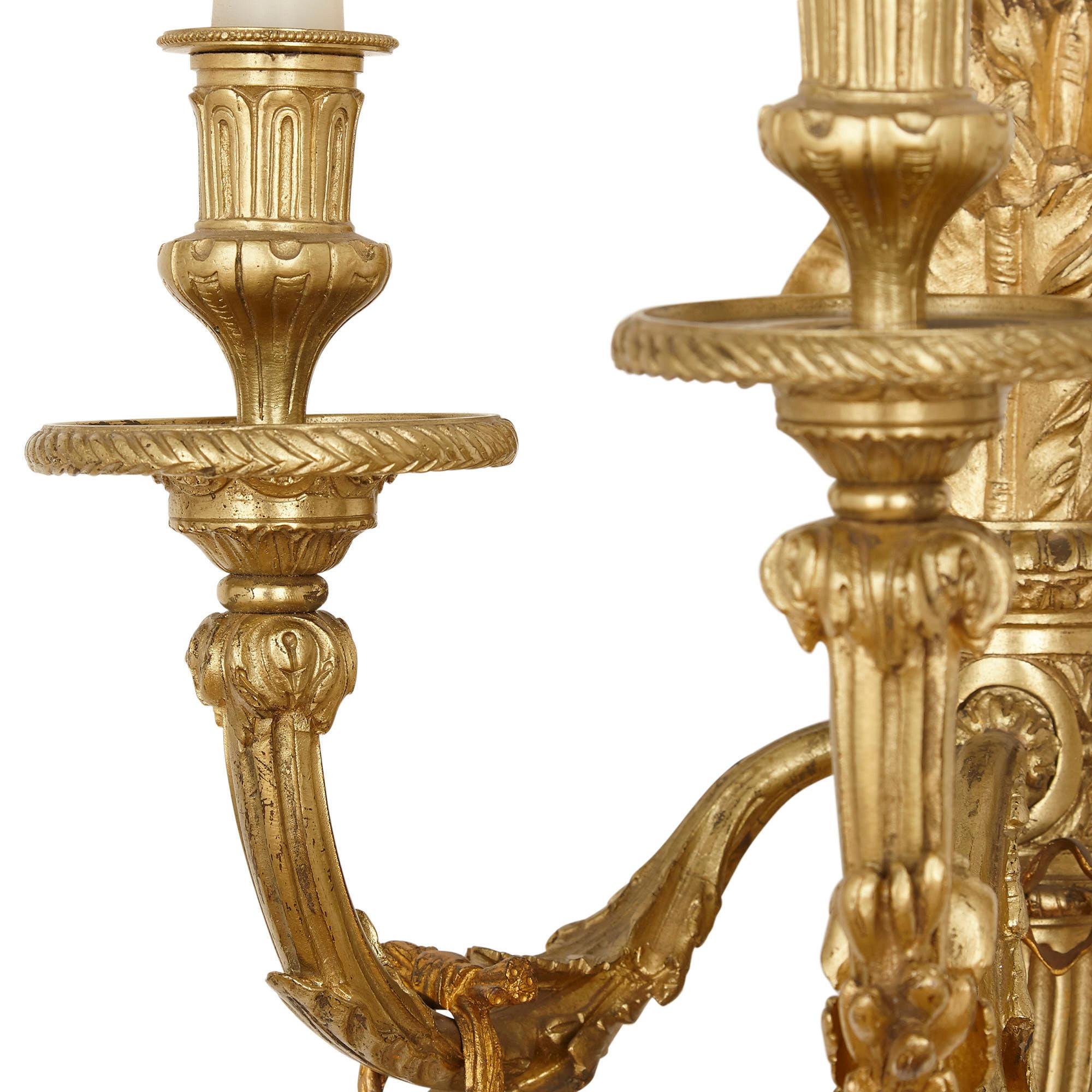 Français Paire d'appliques à trois lumières de style néoclassique en bronze doré en vente
