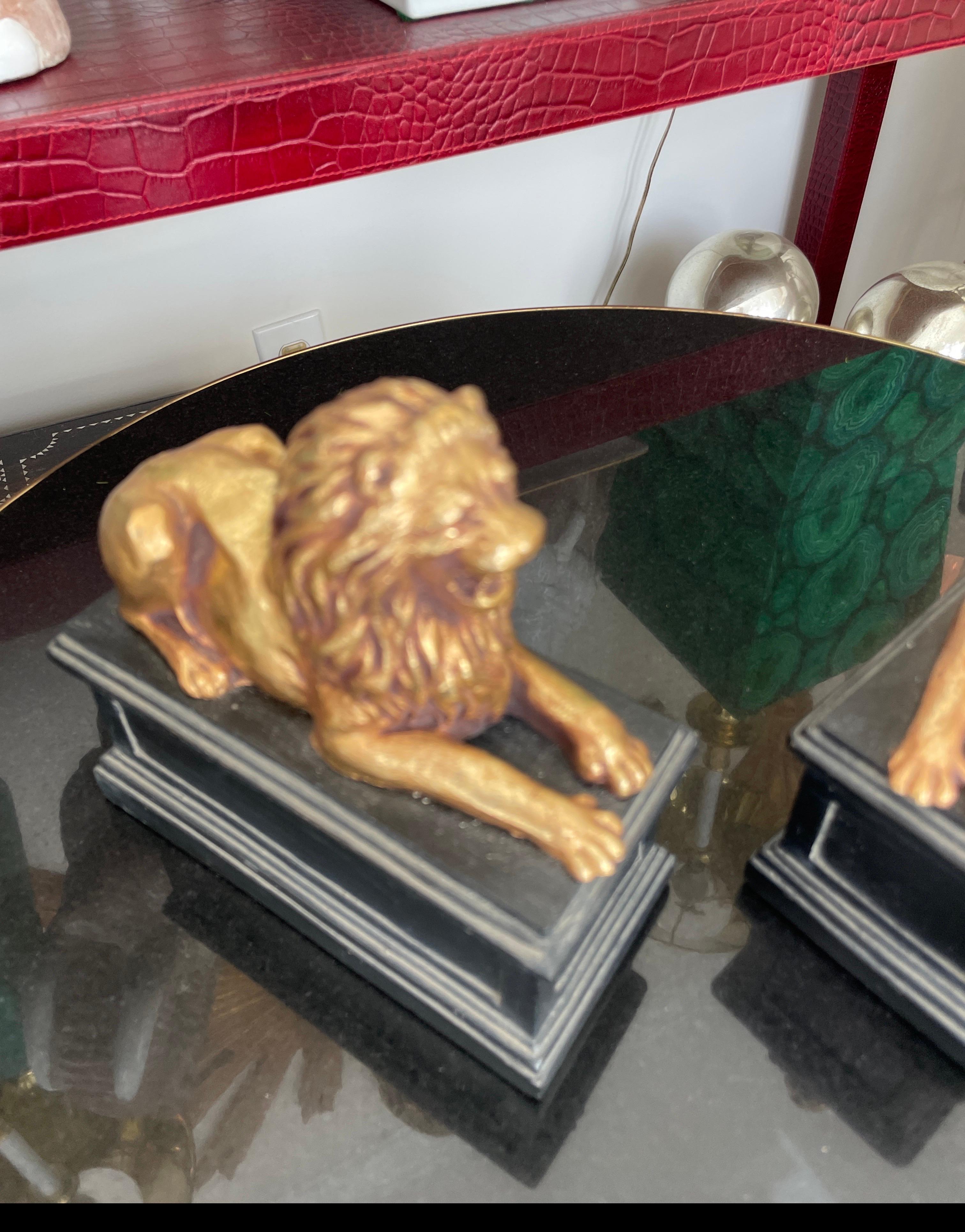 Paire de serre-livres italiens néoclassiques en forme de lion doré.