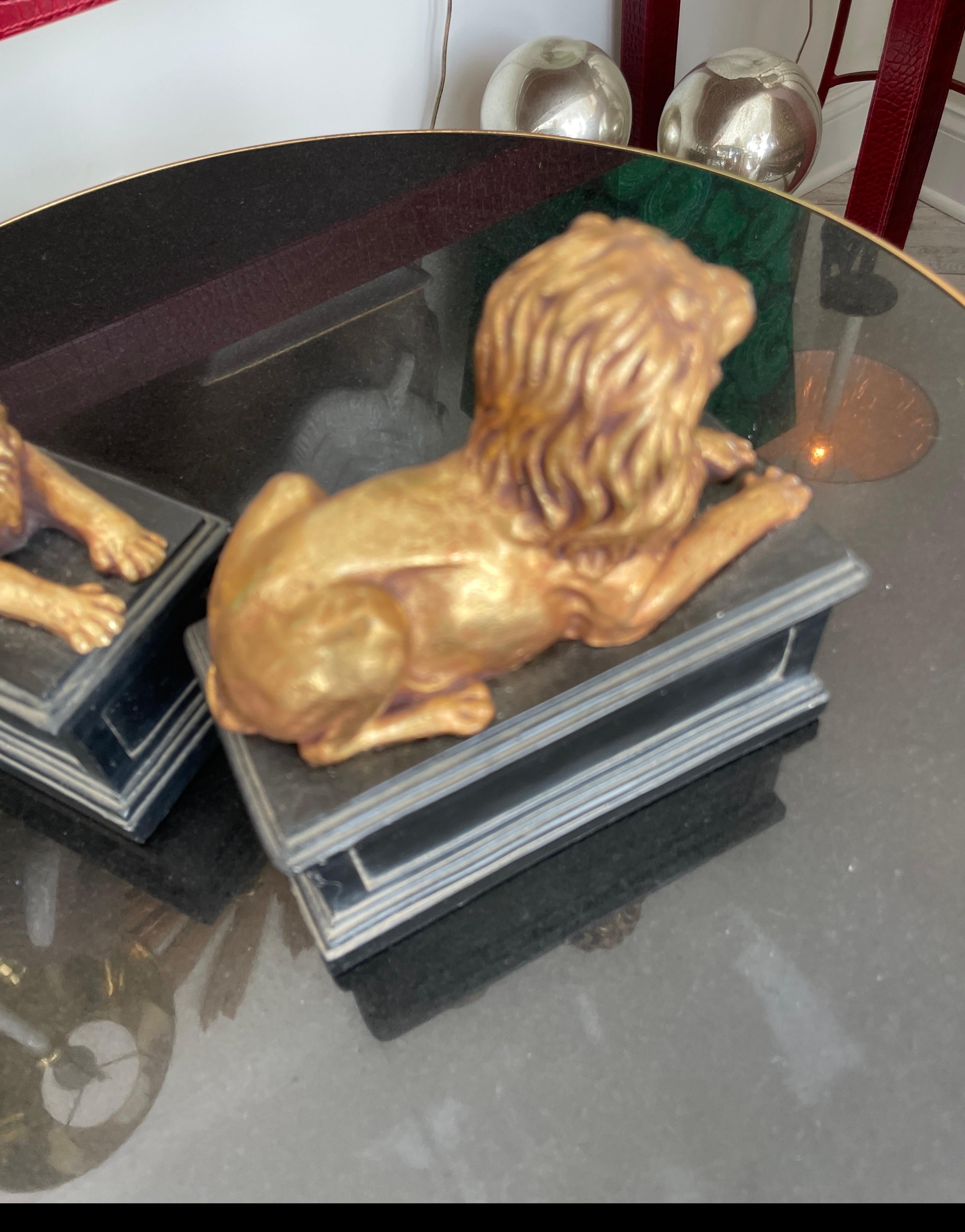 20ième siècle Paire de serre-livres en forme de lion doré de style néoclassique en vente