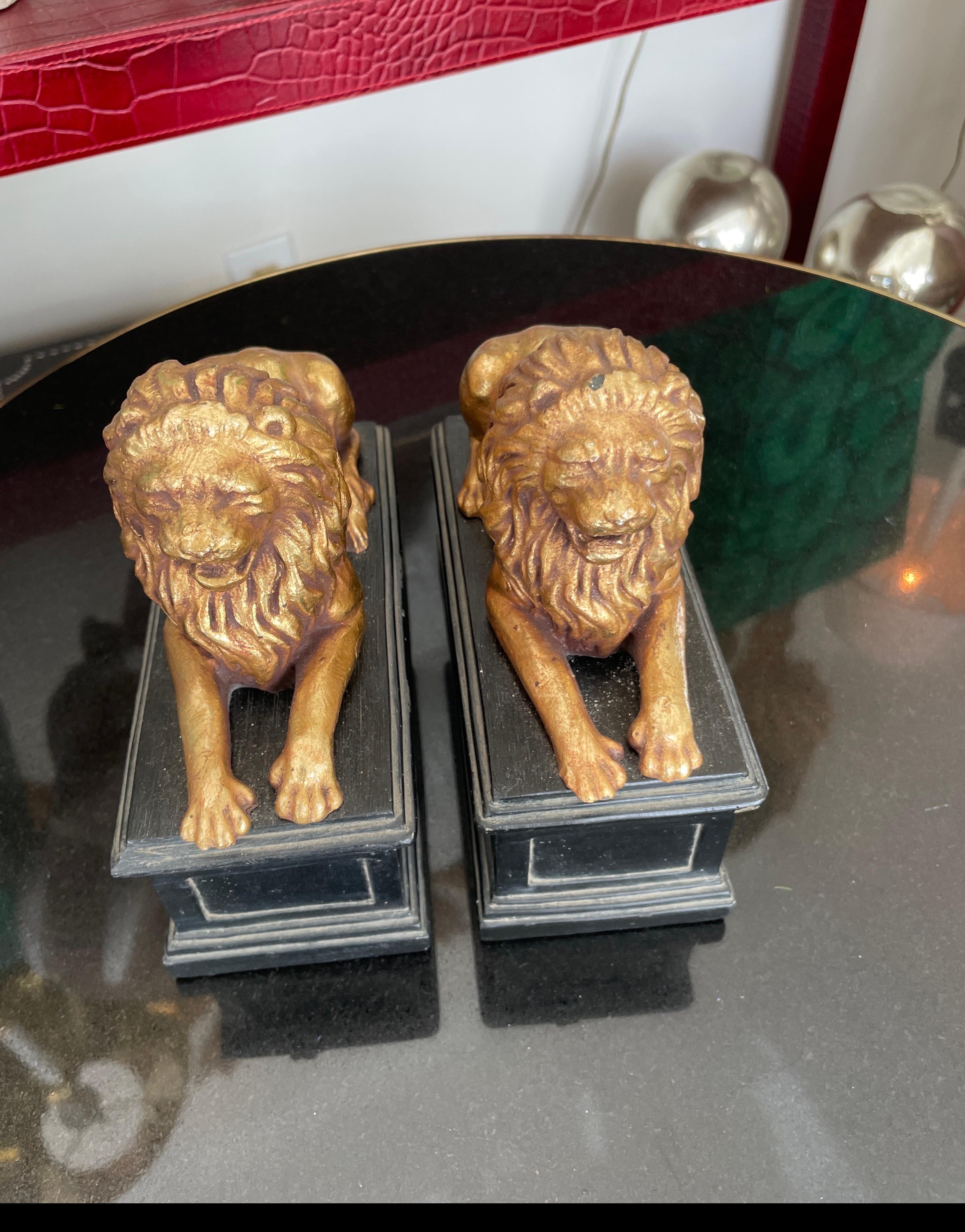 Composition Paire de serre-livres en forme de lion doré de style néoclassique en vente