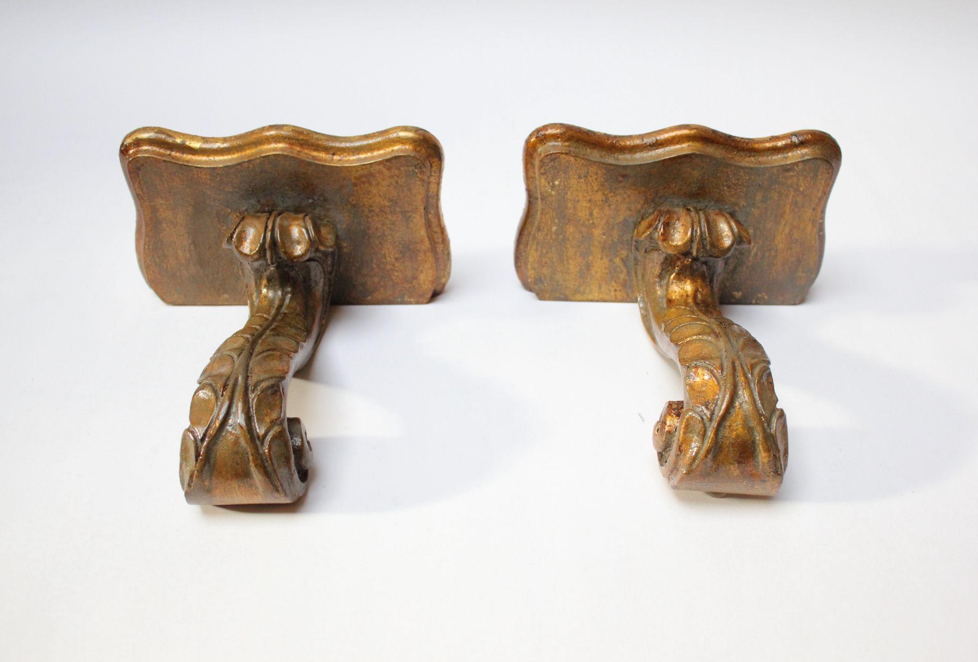 italien Paire de supports d'étagère en bois doré de style néoclassique à 