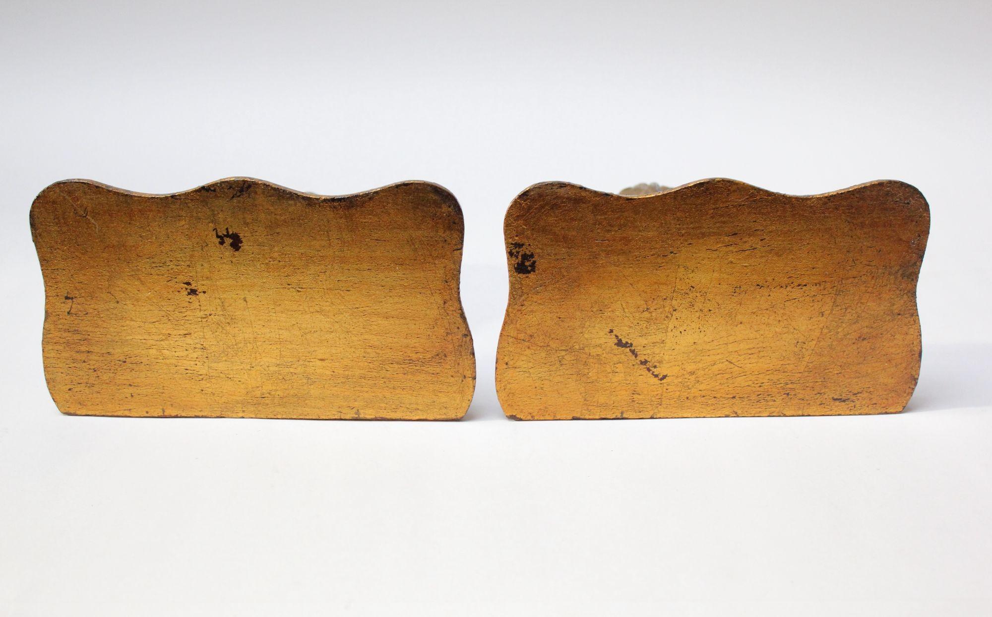 Paar Regalhalterungen aus Giltwood im neoklassischen Stil (Vergoldetes Holz) im Angebot