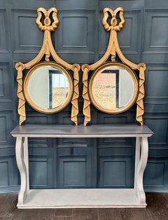 Pareja de espejos de pared de madera dorada de estilo neoclásico