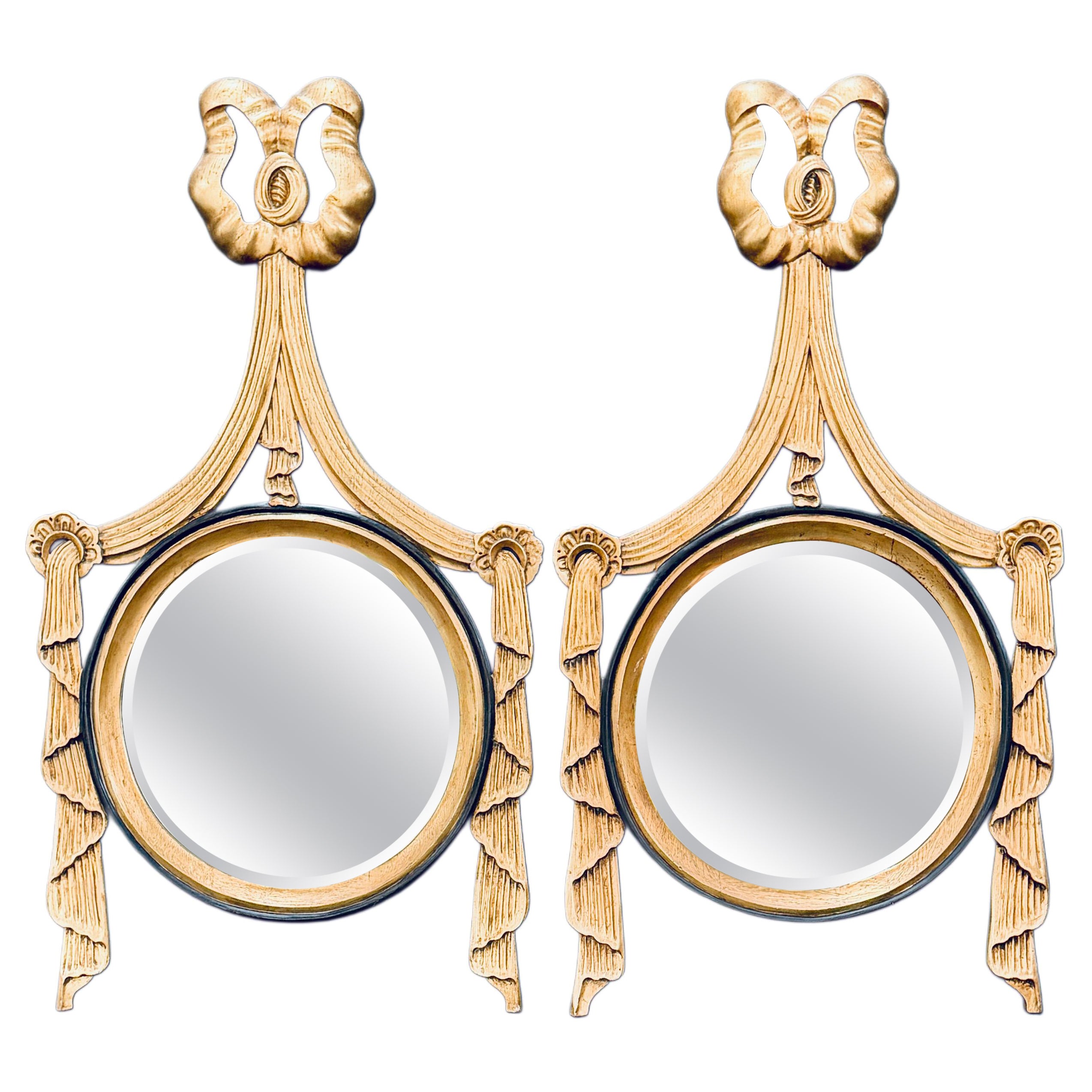 Coppia di specchi da parete in legno dorato in stile neoclassico