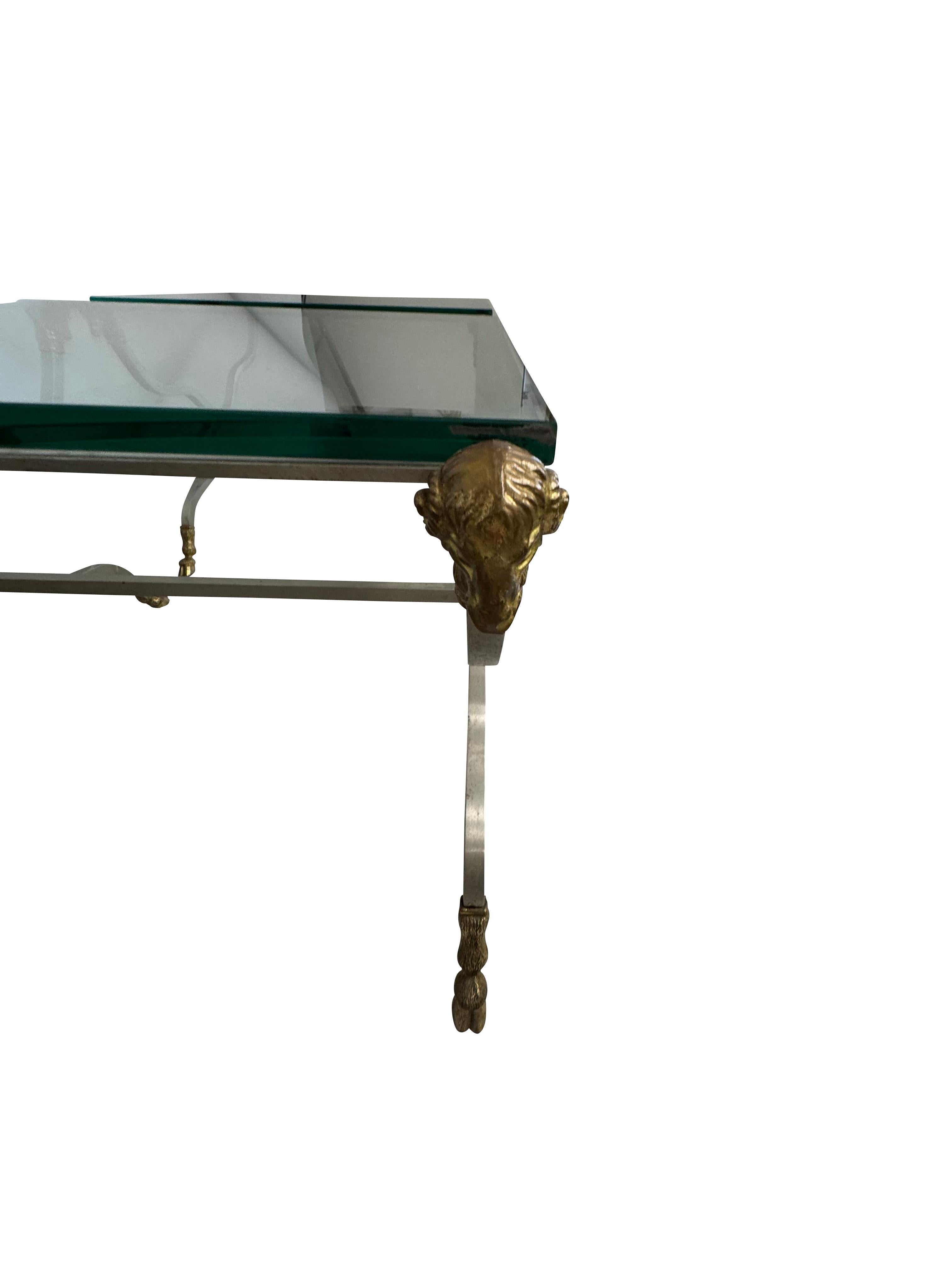 Pareja de Mesas de Centro con Tapa de Cristal y Cabezas de Carnero de Estilo Neoclásico en venta 3
