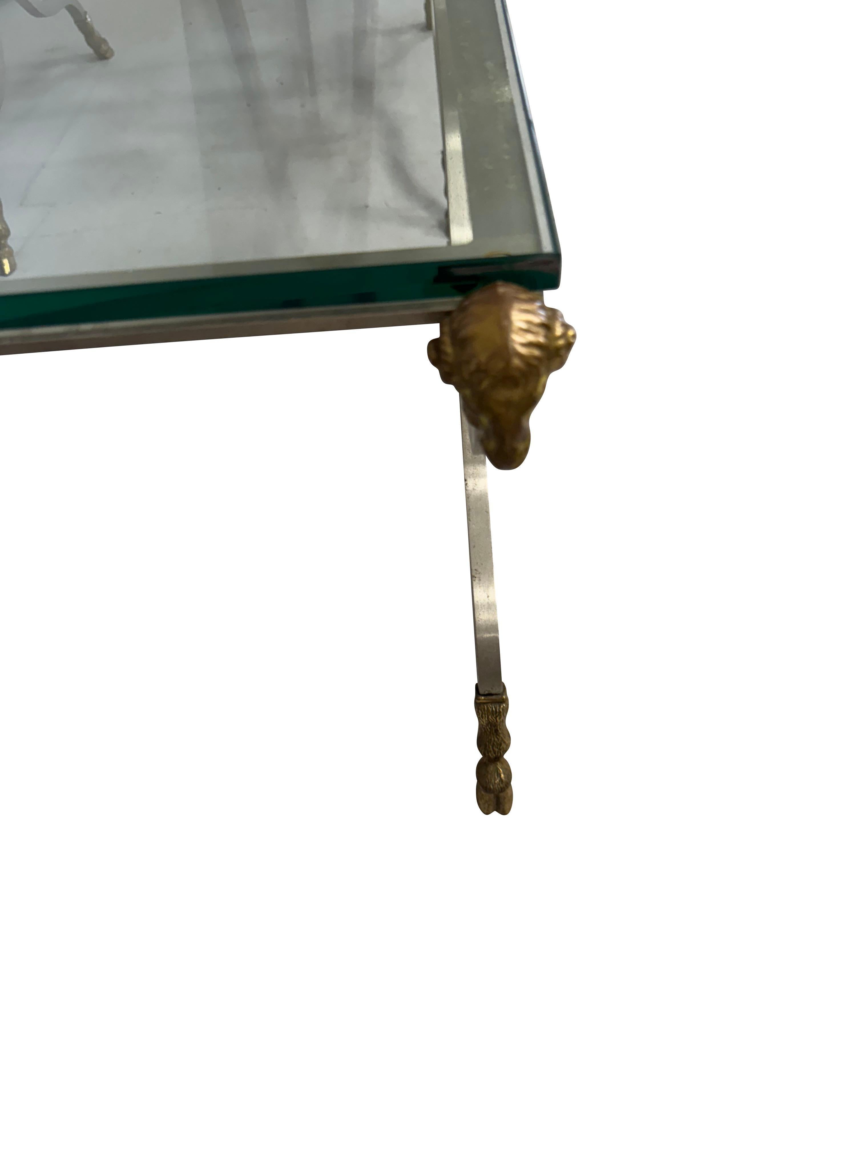Pareja de Mesas de Centro con Tapa de Cristal y Cabezas de Carnero de Estilo Neoclásico siglo XX en venta