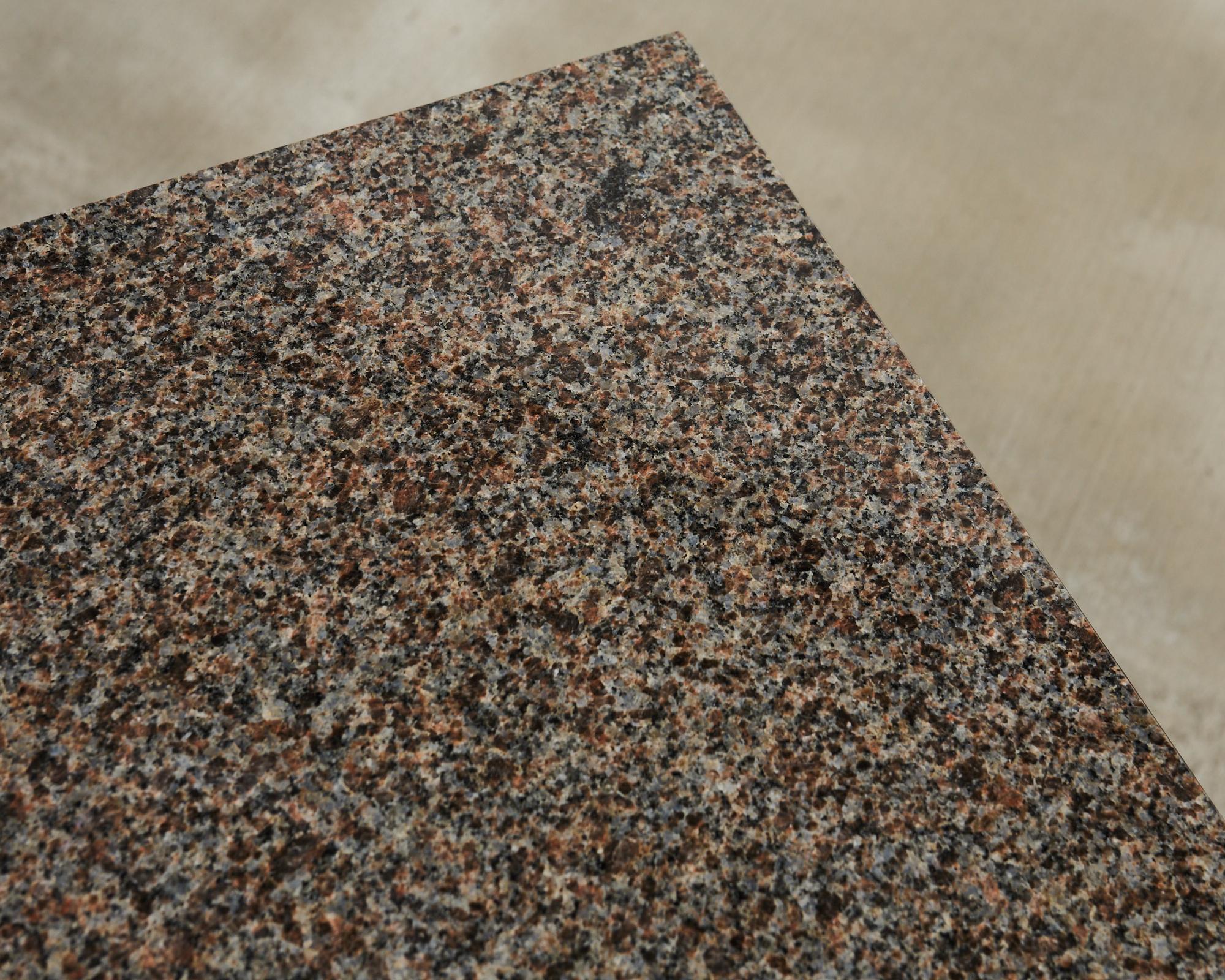 Coppia di tavolini da giardino con piano in granito in stile neoclassico in vendita 2