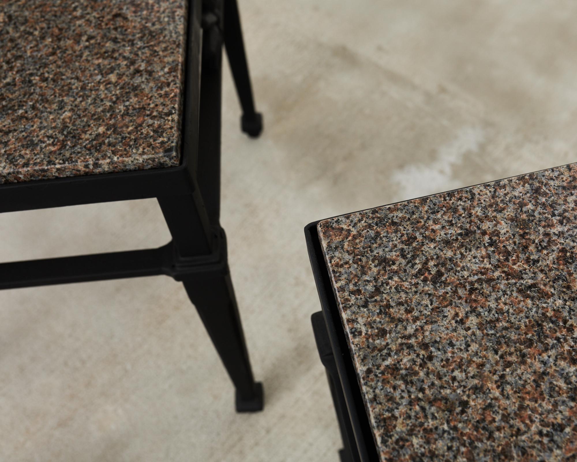 Paire de tables à boire de jardin de style néoclassique avec plateau en granit en vente 5