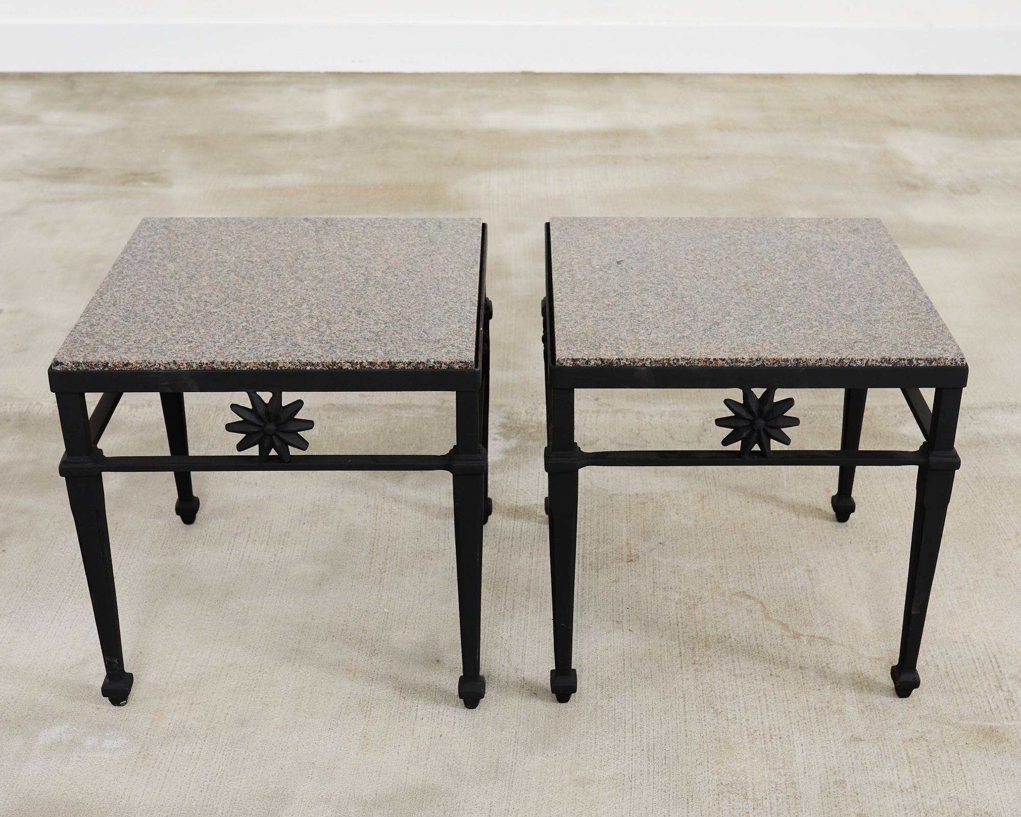 Paire de tables à boire de jardin de style néoclassique avec plateau en granit en vente 8