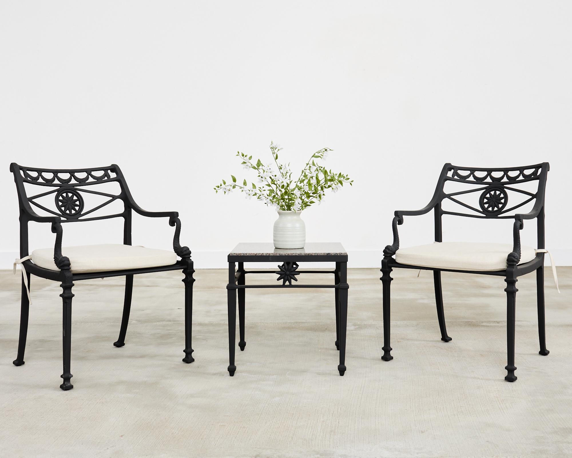 Opulenta coppia di tavoli da giardino e da patio realizzati in stile neoclassico da Kenneth Lynch & Sons, Oxford CT. Kenneth Lynch è famoso per i suoi iconici mobili da giardino a forma di stella e delfino dal 1927. I tavolini su misura sono