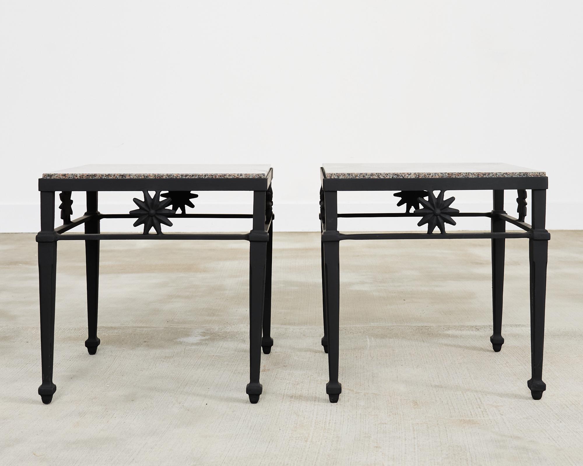 Néoclassique Paire de tables à boire de jardin de style néoclassique avec plateau en granit en vente