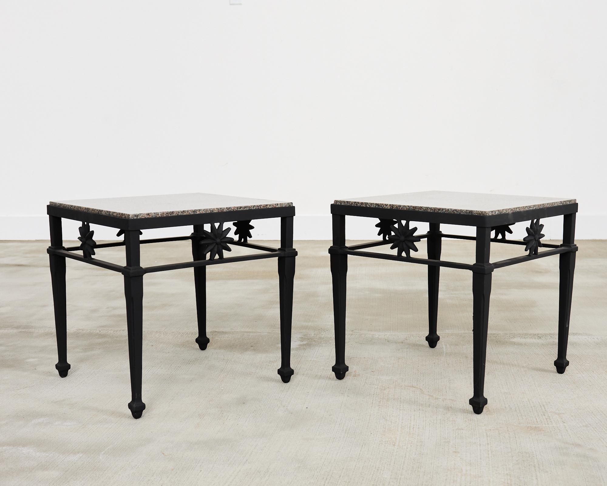 Américain Paire de tables à boire de jardin de style néoclassique avec plateau en granit en vente