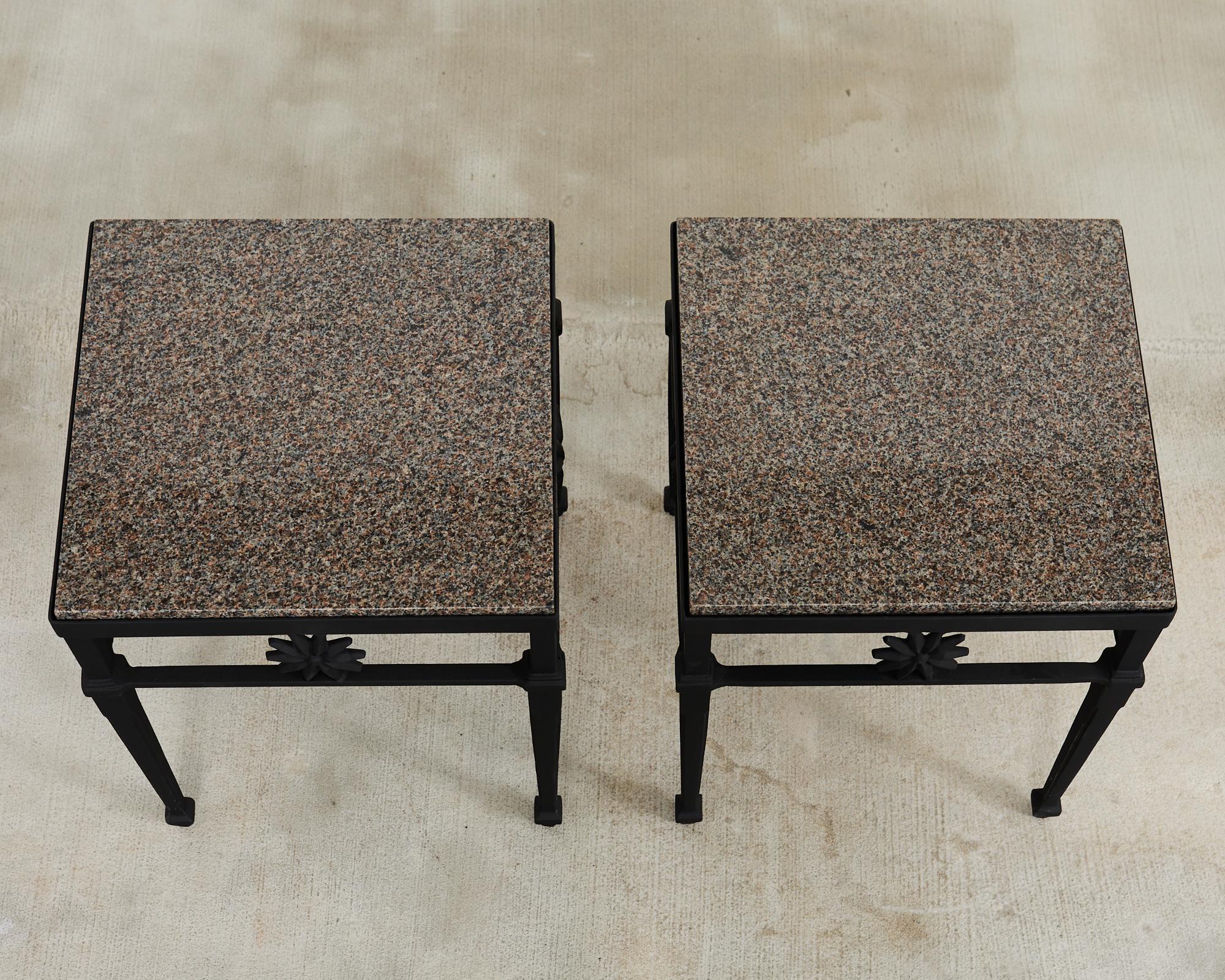 Americano Coppia di tavolini da giardino con piano in granito in stile neoclassico in vendita