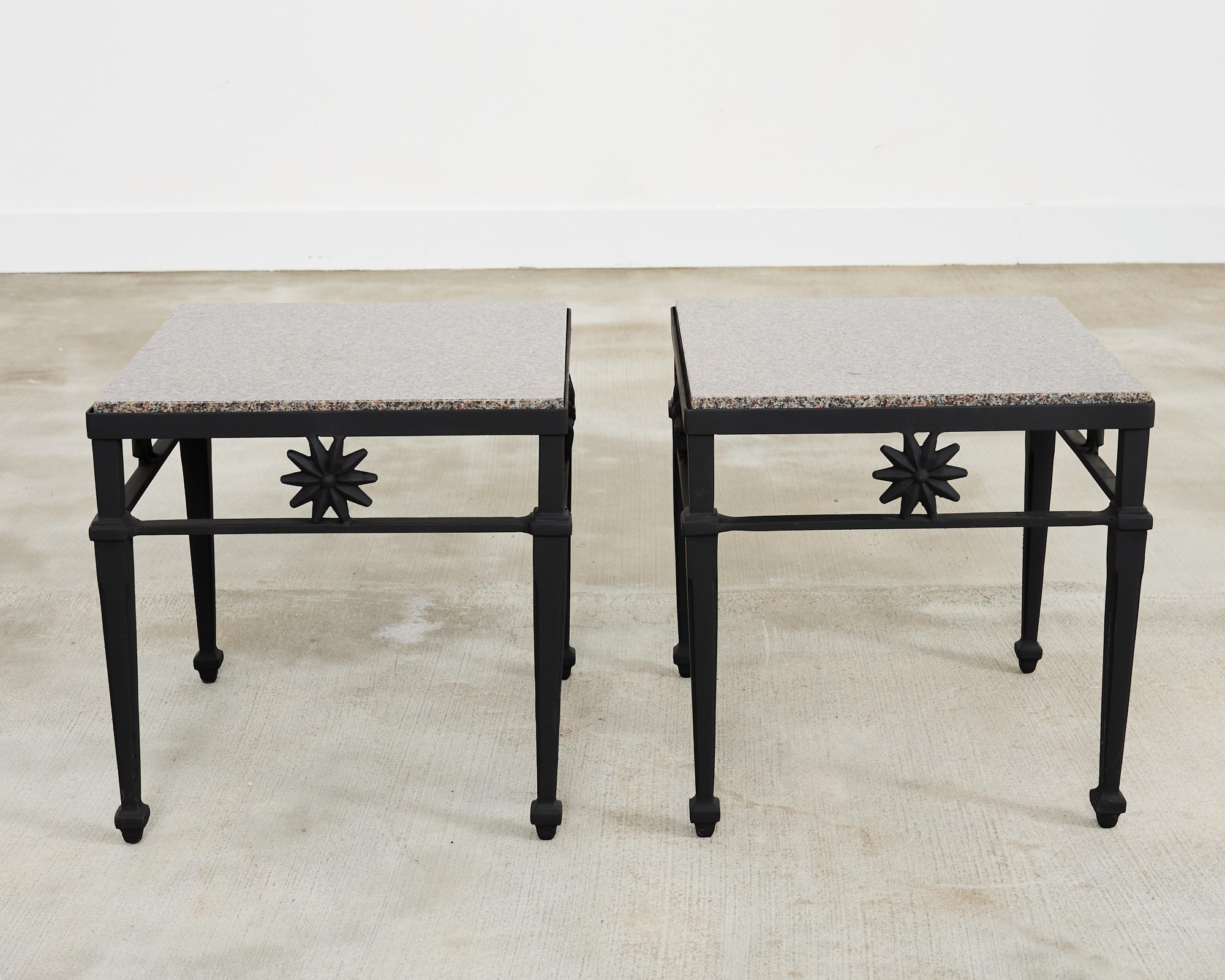 Moulage Paire de tables à boire de jardin de style néoclassique avec plateau en granit en vente