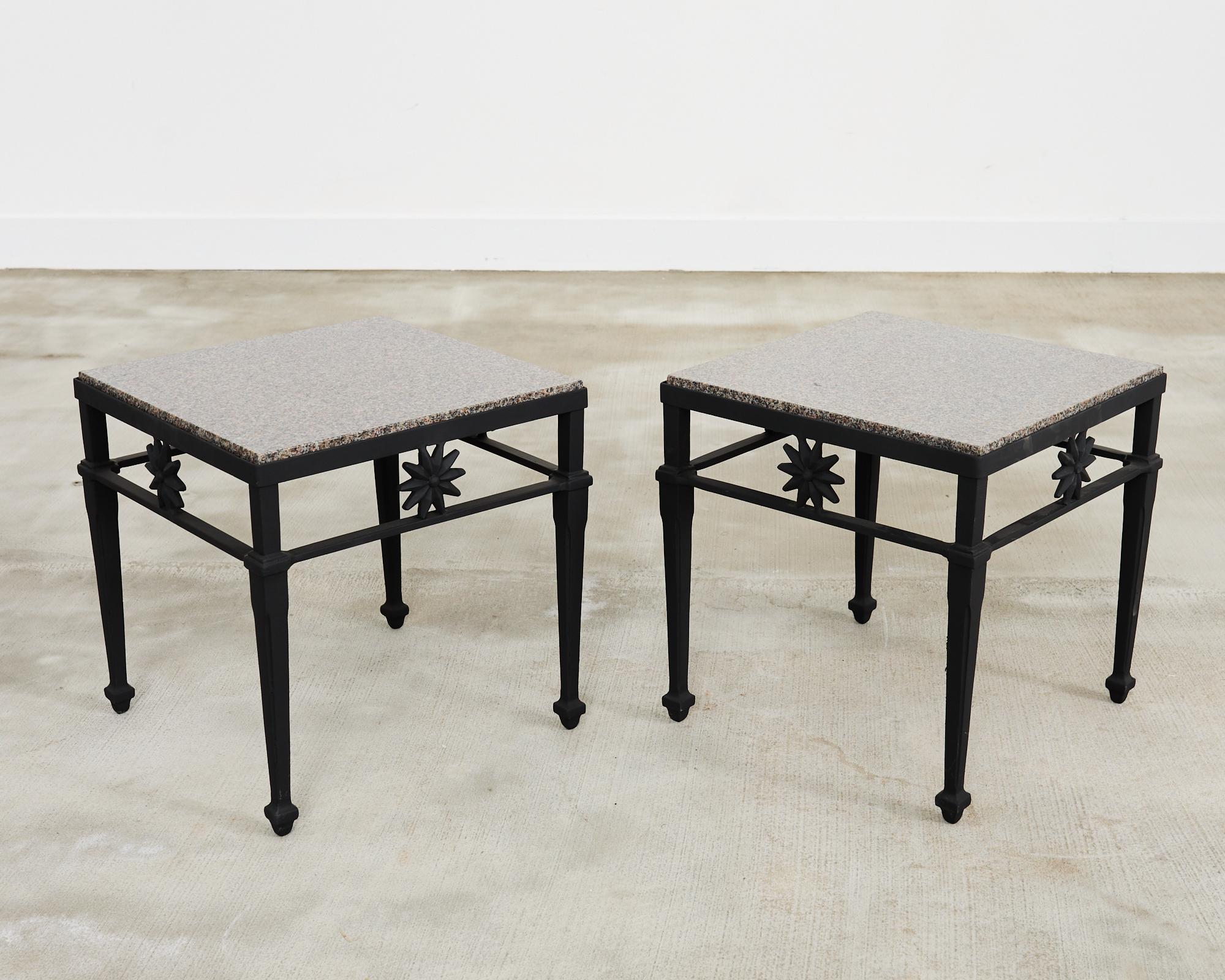 20ième siècle Paire de tables à boire de jardin de style néoclassique avec plateau en granit en vente