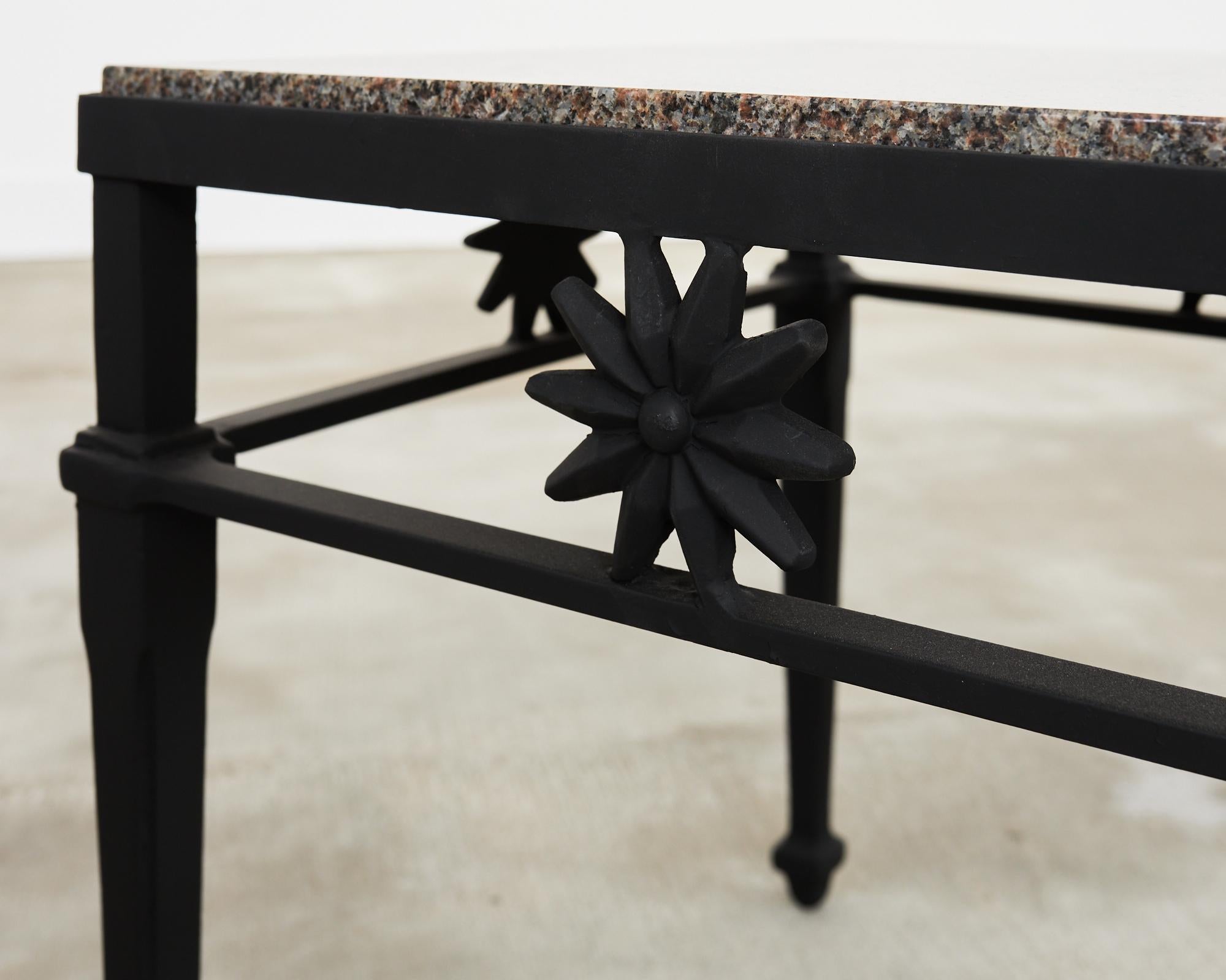 Aluminium Paire de tables à boire de jardin de style néoclassique avec plateau en granit en vente