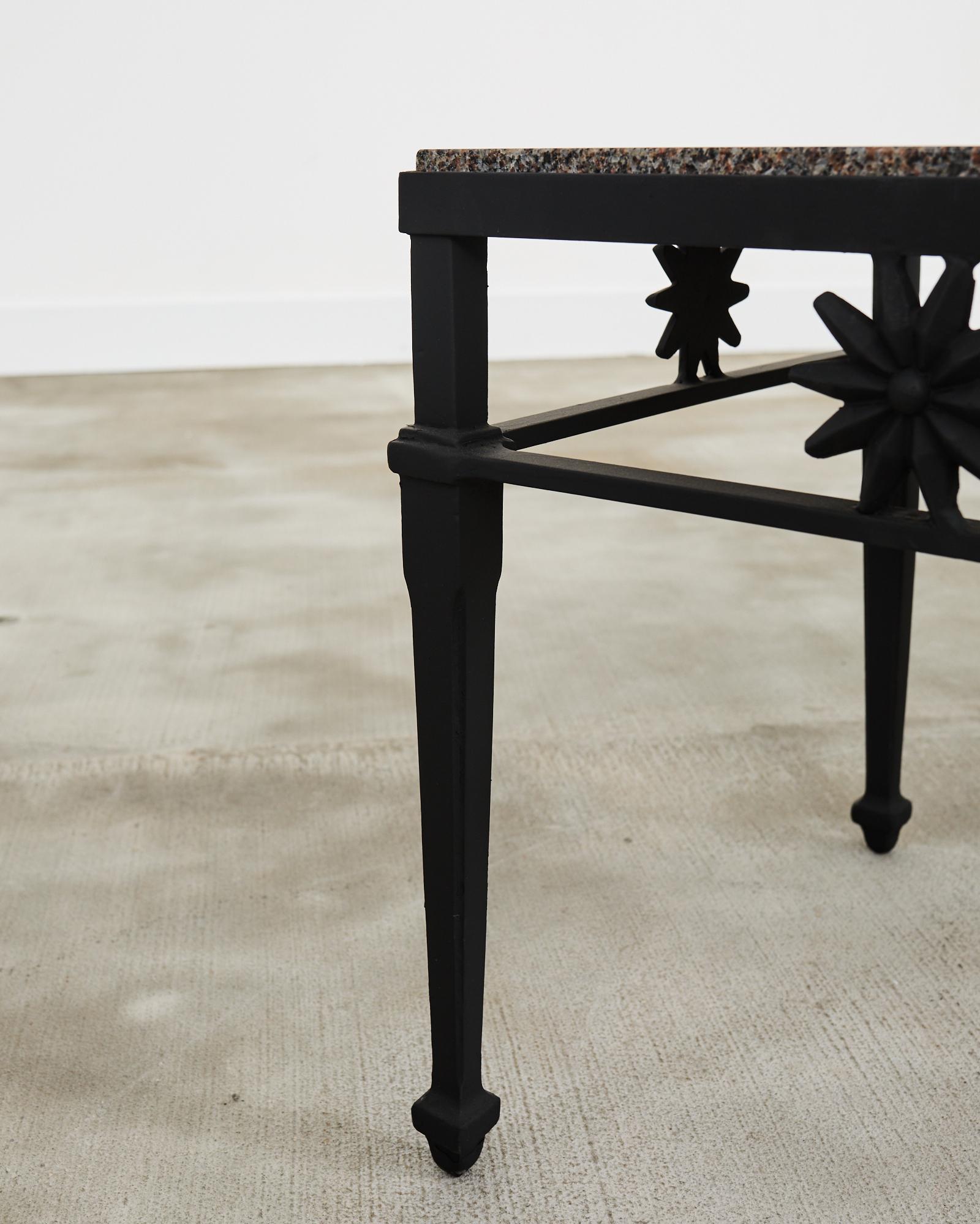 Alluminio Coppia di tavolini da giardino con piano in granito in stile neoclassico in vendita