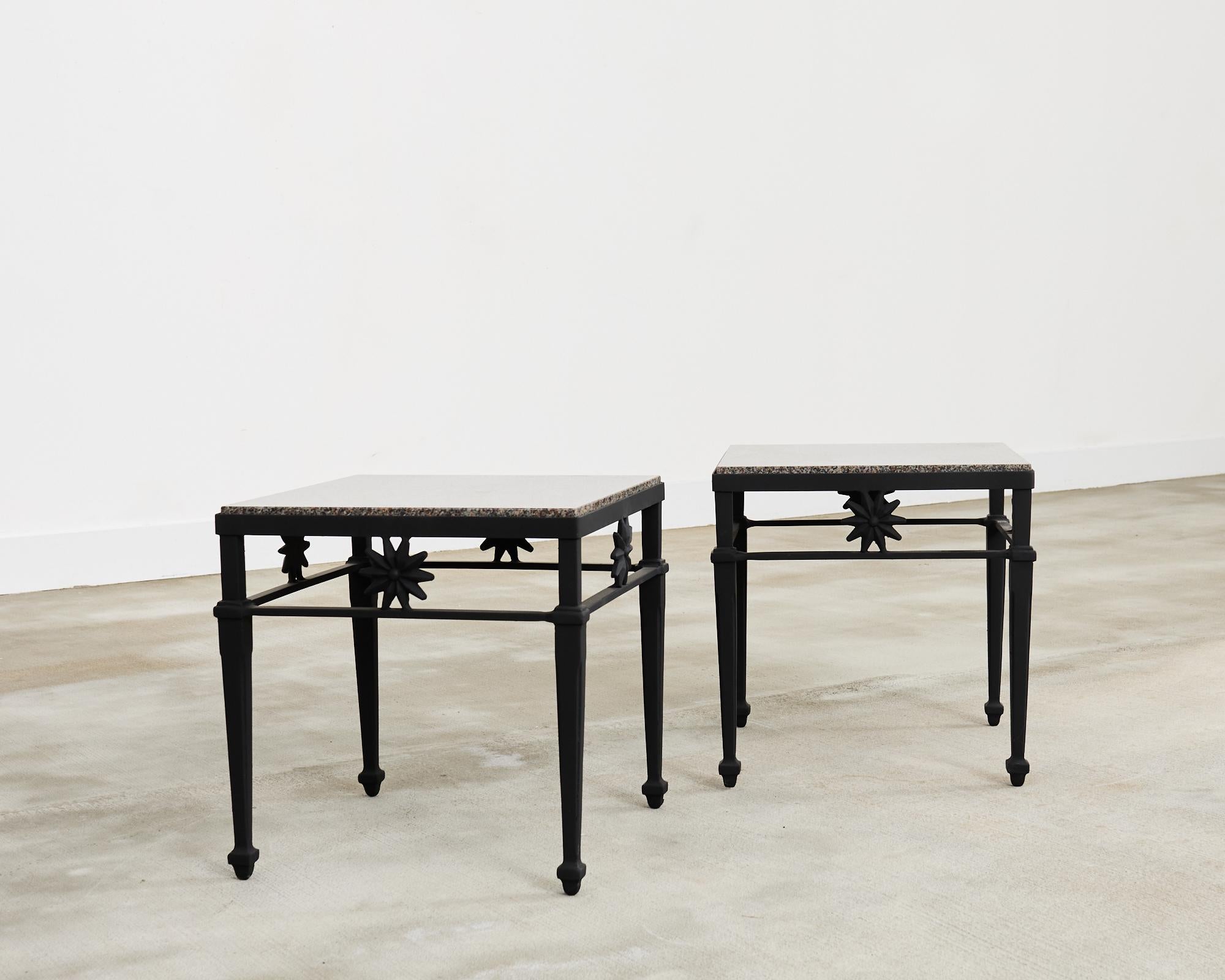Paire de tables à boire de jardin de style néoclassique avec plateau en granit en vente 1